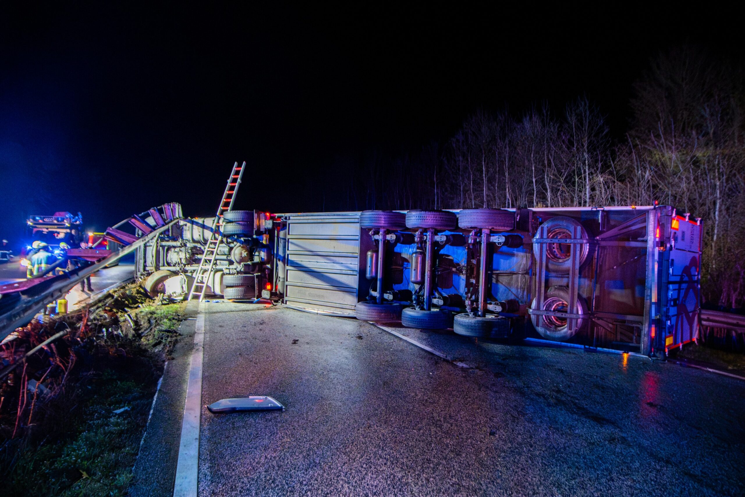 Ein umgekippter Lkw führt auf der A1 am Dienstagmorgen zu einer Sperrung.