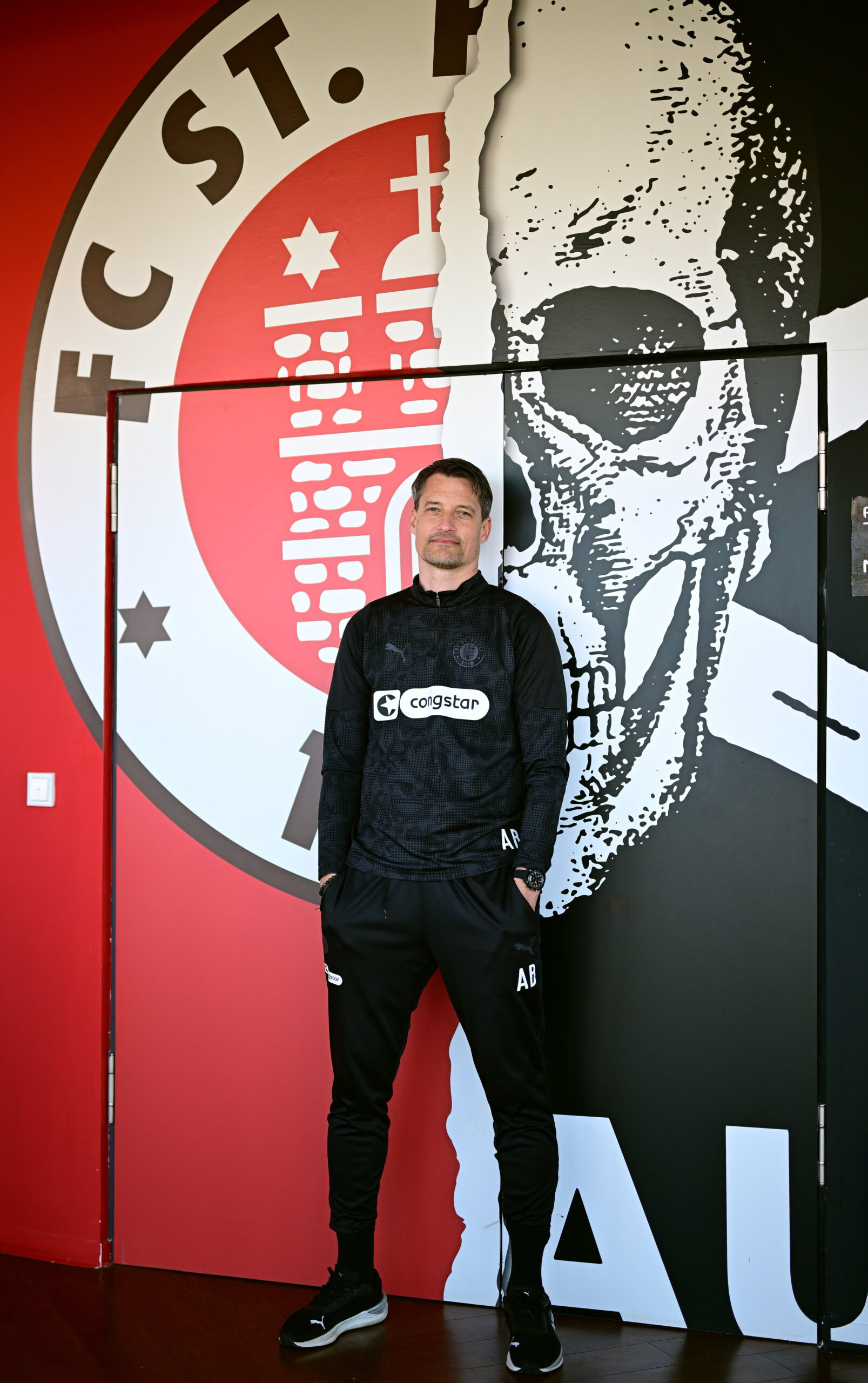 Alexander Blessin vor einer St. Pauli-Wand