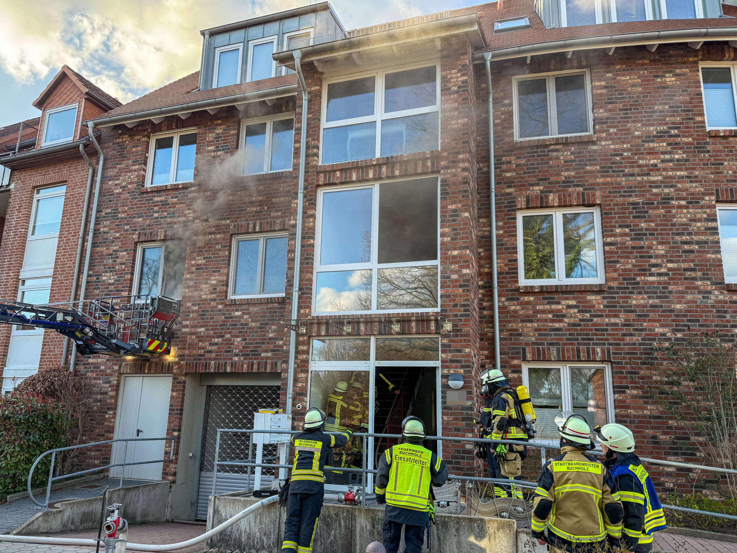Beim Eintreffen der Einsatzkräfte quoll bereits dichter, schwarzer Rauch aus einem Fenster.