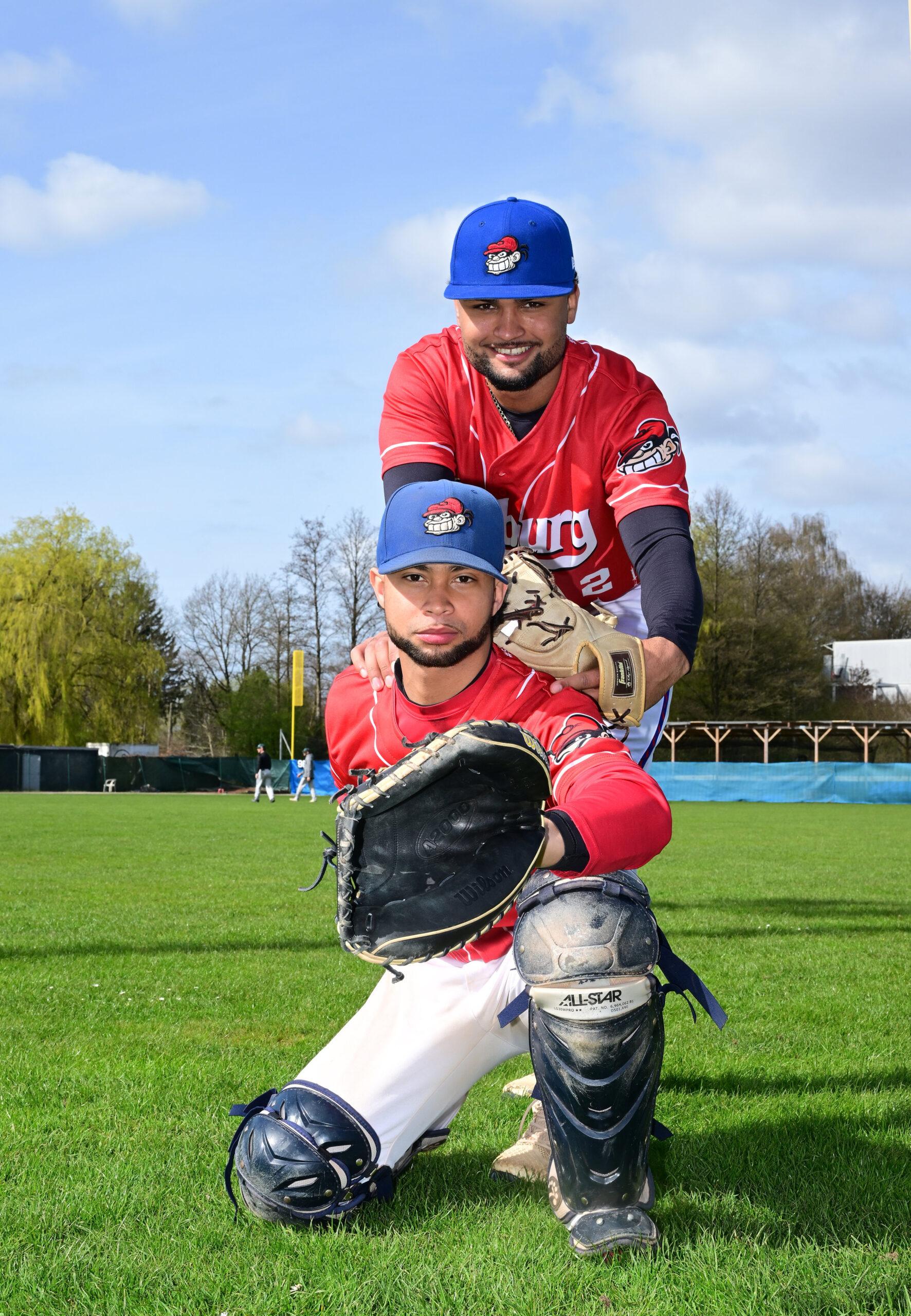 Alejandro Hiraldo und Jeremey Fernandez Ruiz posieren auf dem Baseball-Feld