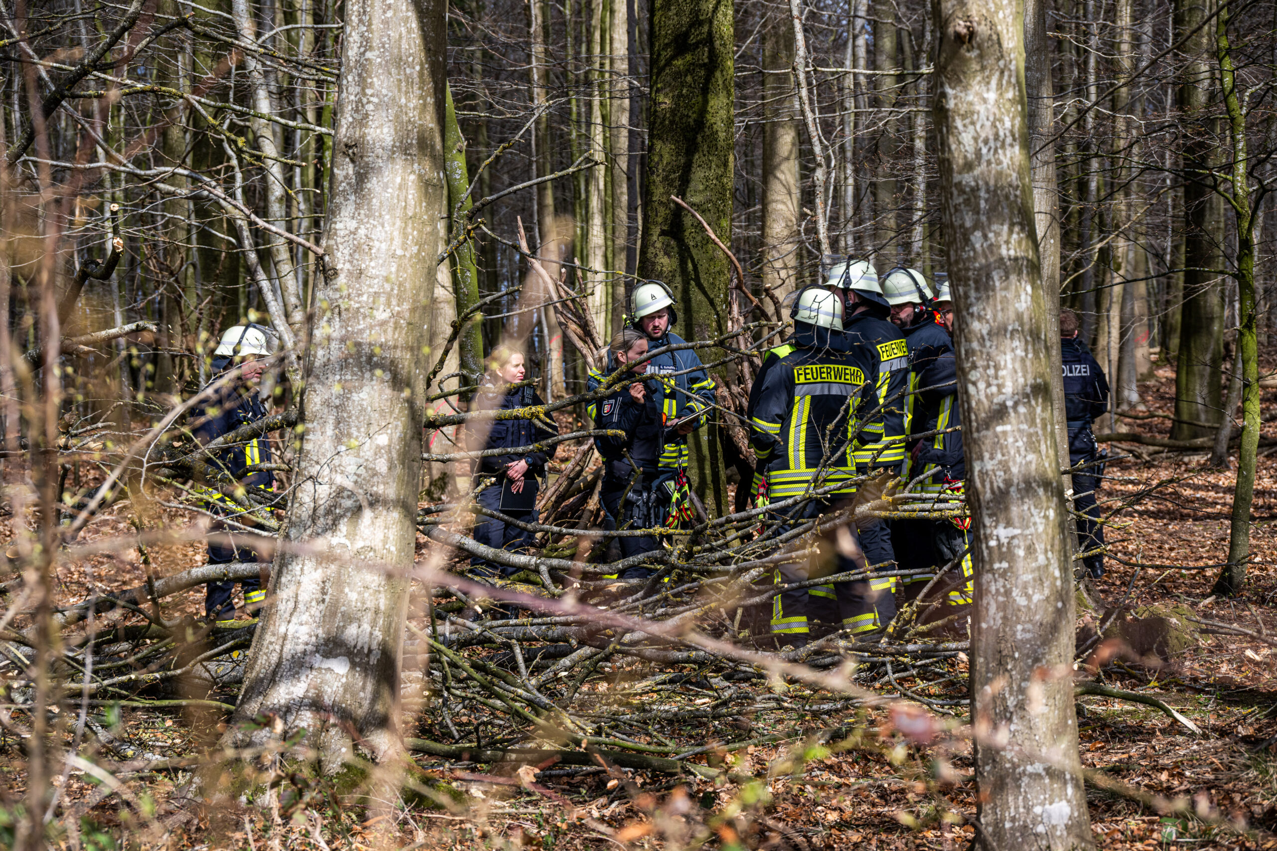 Feuerwehr- und Polizeikräfte an der Unfallstelle.