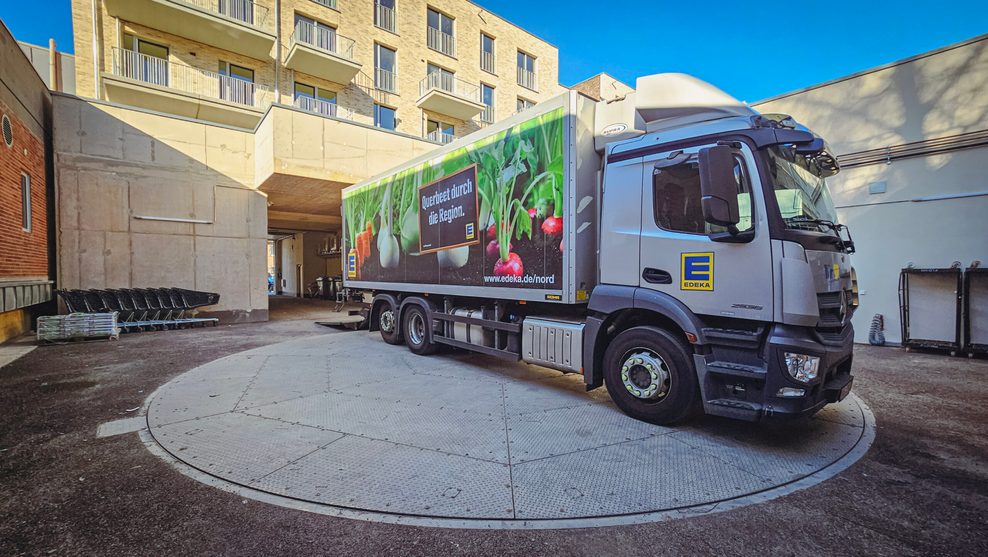 Bei Edeka Trede in Iserbrook werden auf Grund von Platzmangel die LKW per Drehteller im Hof positioniert. 