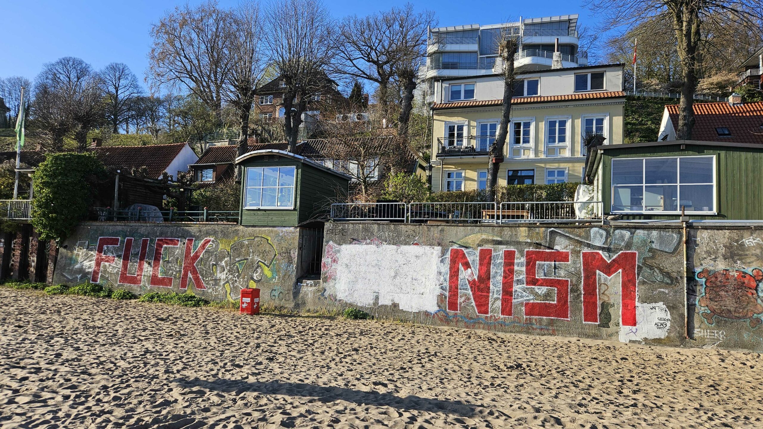 „Fuck Zionism“ stand vor der Übermalung mit weißer Farbe auf einer Mauer in Övelgönne.