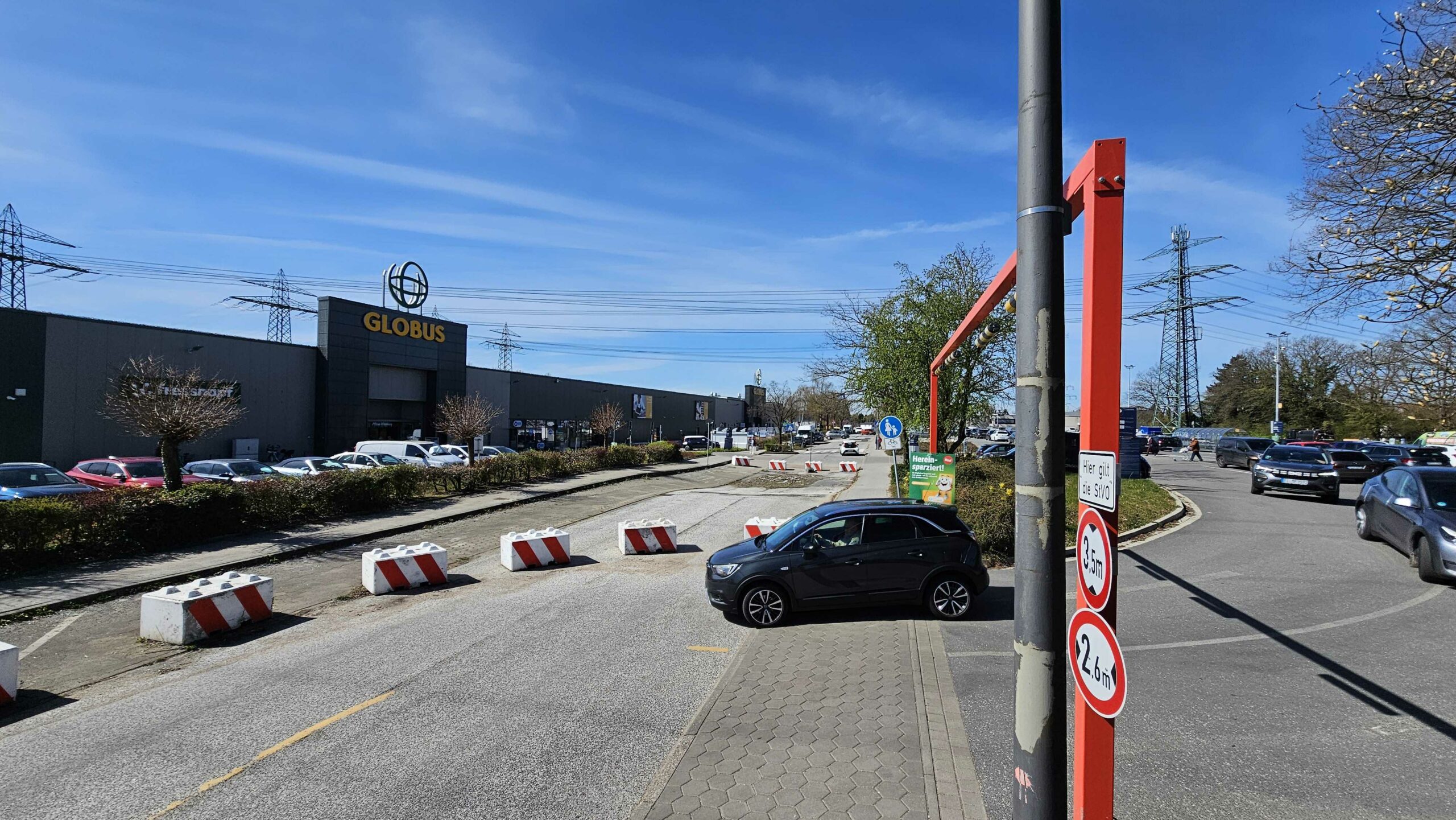 Kuriose Straßenführung: Autofahrer weichen provisorisch über den Parkplatz der Globus-Filiale aus – seit fast drei Jahren.