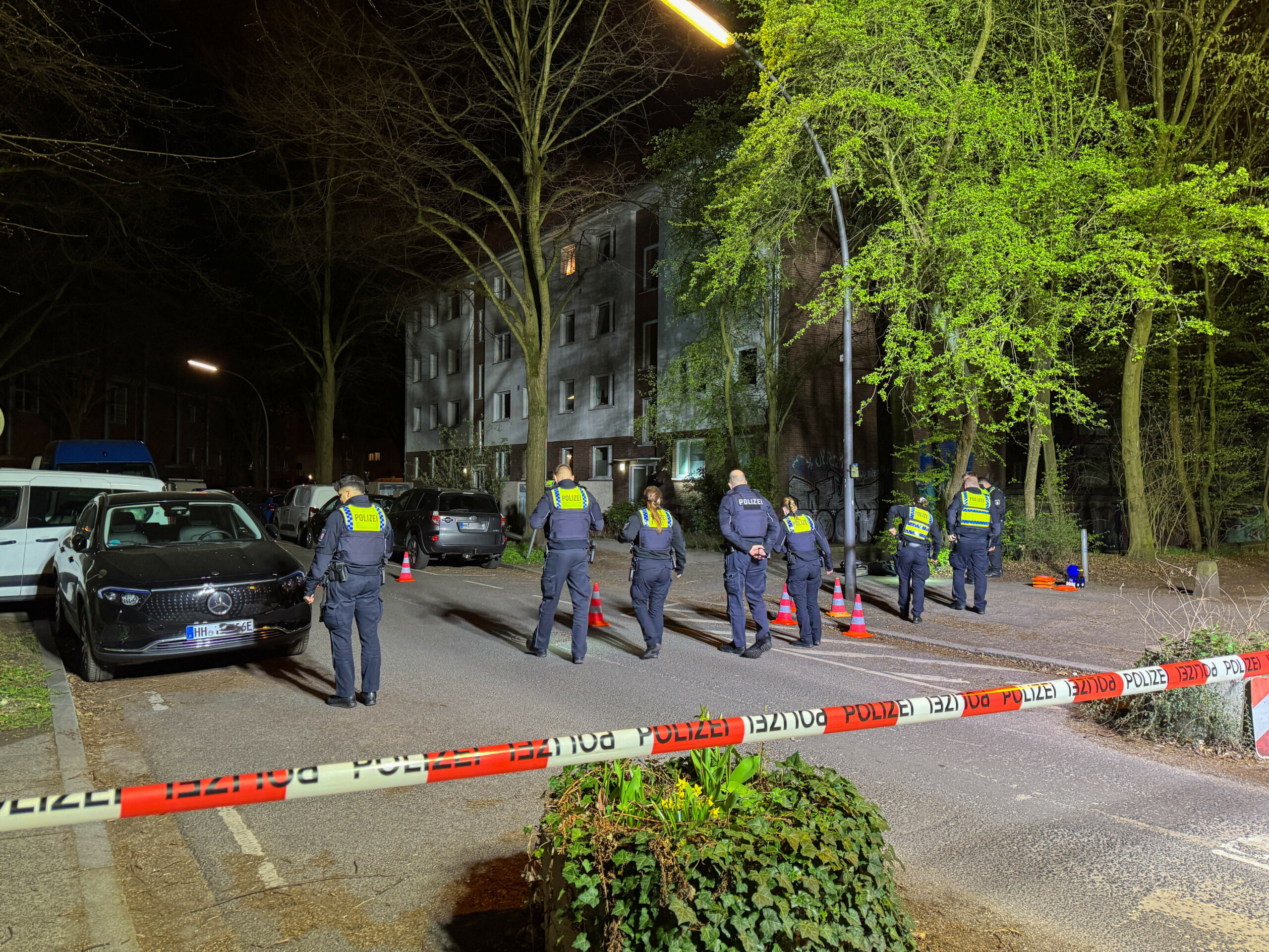 Polizisten suchen am Einsatzort nach Beweisen für die Auseinandersetzung, bei der auch Schüsse gefallen sein sollen.