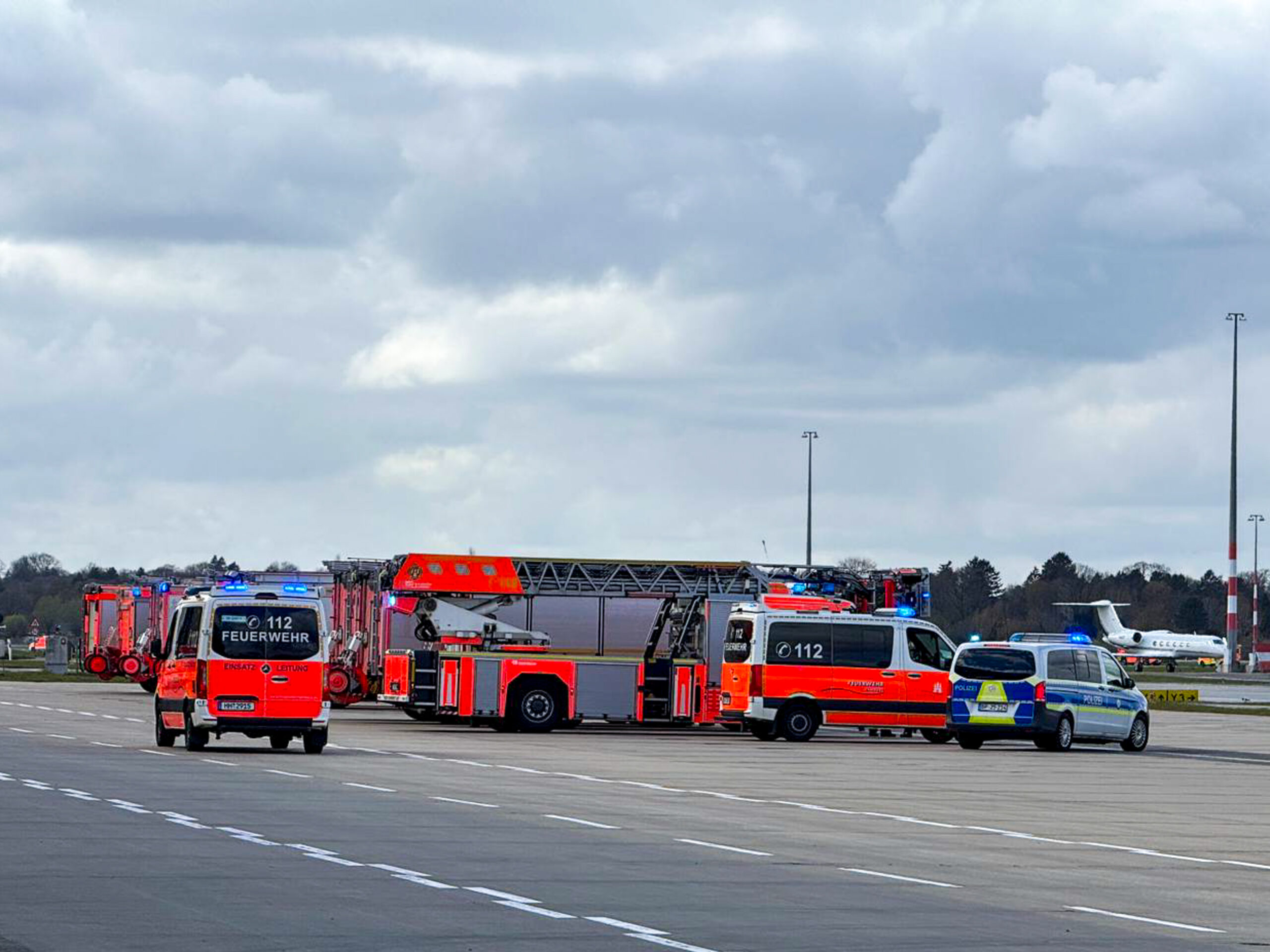 Die Feuerwehr war mit einem Großaufgebot am Hamburger Flughafen im Einsatz, nachdem eine Eurowings-Maschine kurz nach dem Start umgedreht war.