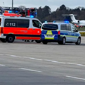 Die Feuerwehr war mit einem Großaufgebot am Hamburger Flughafen im Einsatz, nachdem eine Eurowings-Maschine kurz nach dem Start umgedreht war.