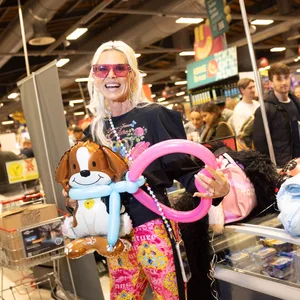 Bei der „Rewe Single-Night” in Winterhude wird einmal im Jahr die Ladenfläche zur Tanzfläche – einkaufen kann man trotzdem.