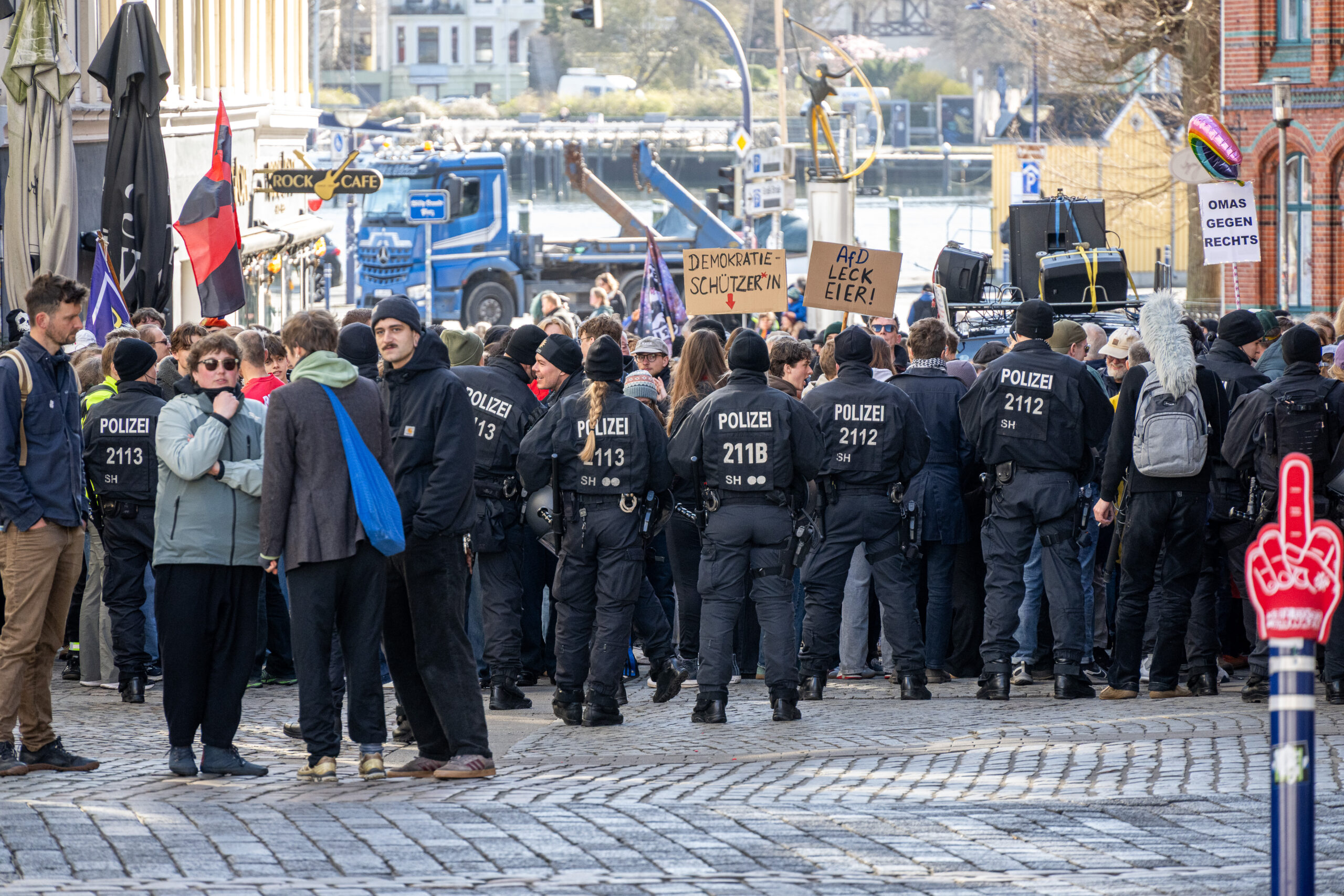 Am Vormittag demonstrierten Hunderte in der Flensburger Innenstadt gegen einen AfD-Infostand.