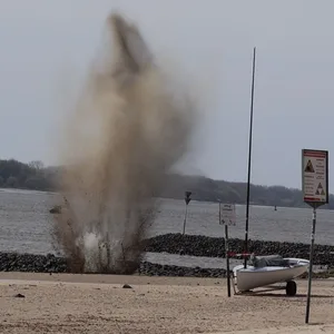 Hochexplosive Pirkinsäure am Elbstrand in Blangenese gefunden – Sprengung vor Ort erfolgt gefunden