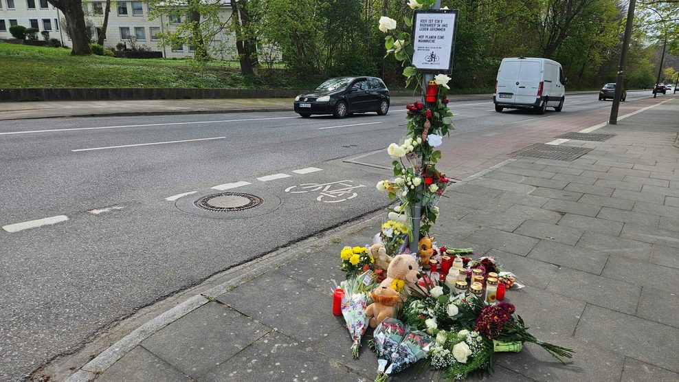 An der Unfallstelle in Wilstorf hatten bereits am Donnerstag viele Menschen Blumen, Karten und Kuscheltiere abgelegt.