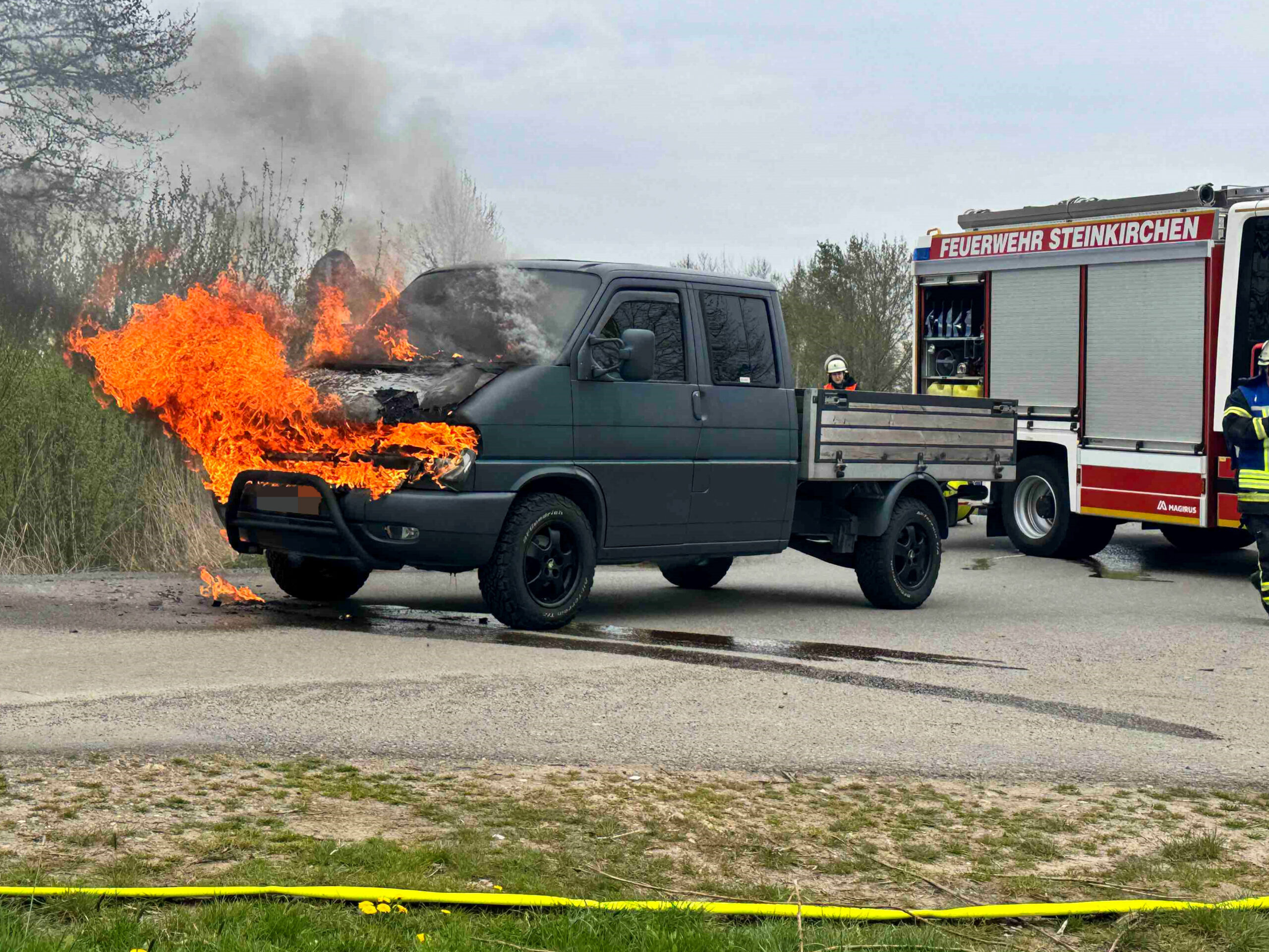 Ein brennender Transporter