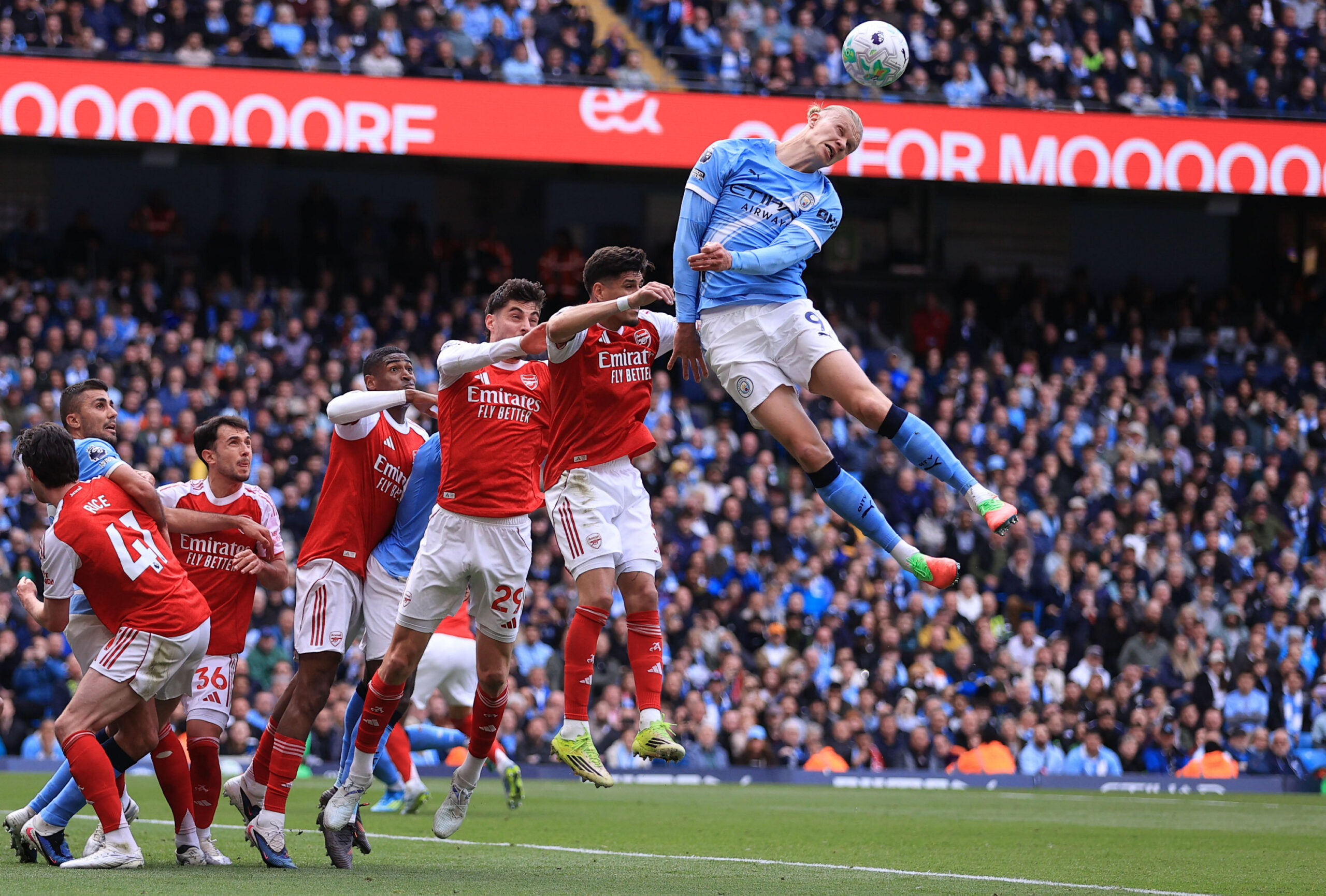 Erling Haaland gewinnt ein Kopfballduell