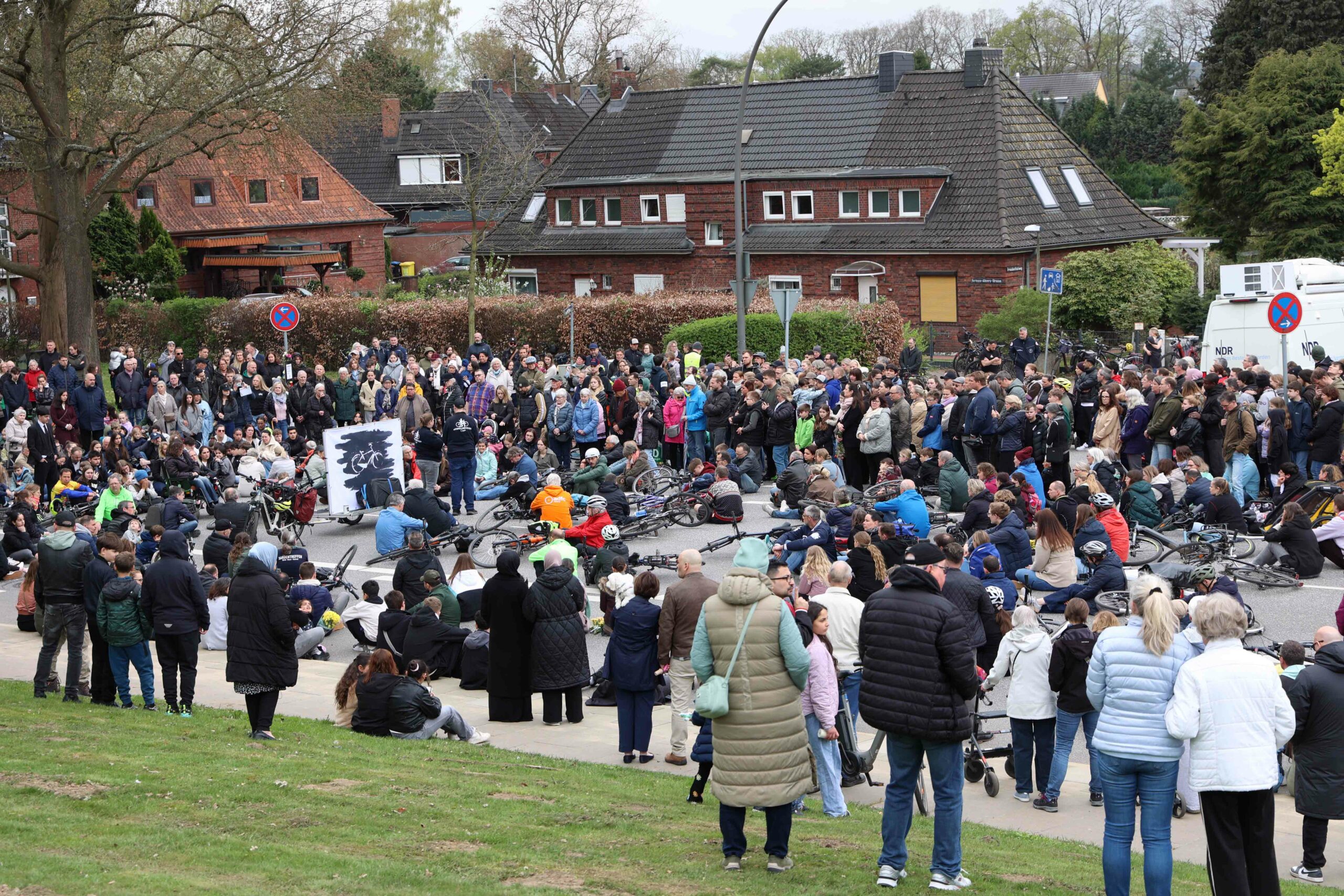 Hunderte Menschen gedachten am Sonntagnachmittag in Hamburg-Wilstorf des elfjährigen Simon, der am Mittwoch auf dem Rad von einem Lkw überrollt wurde.