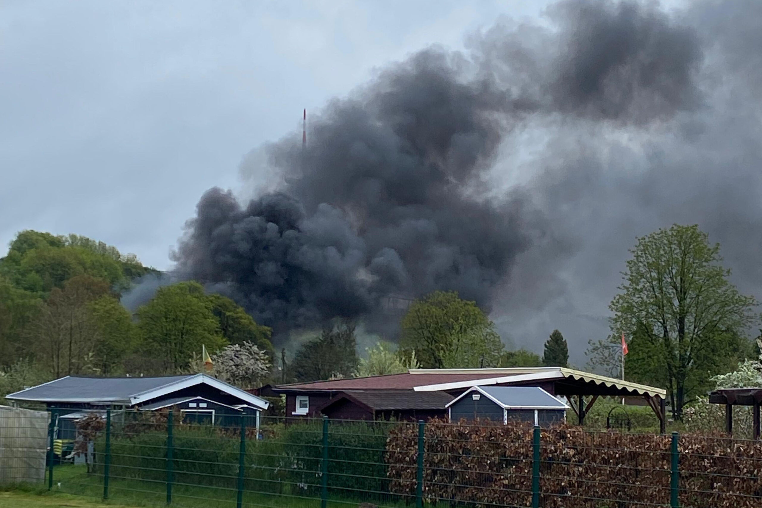 Gartenhaus in Flammen – Raucwolke über Hamburger Süden