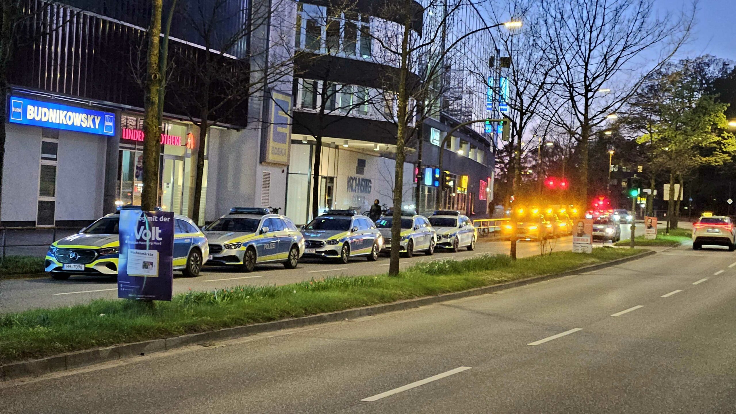 Die Polizei sucht mit einem Großaufgebot nach einer Vermissten.