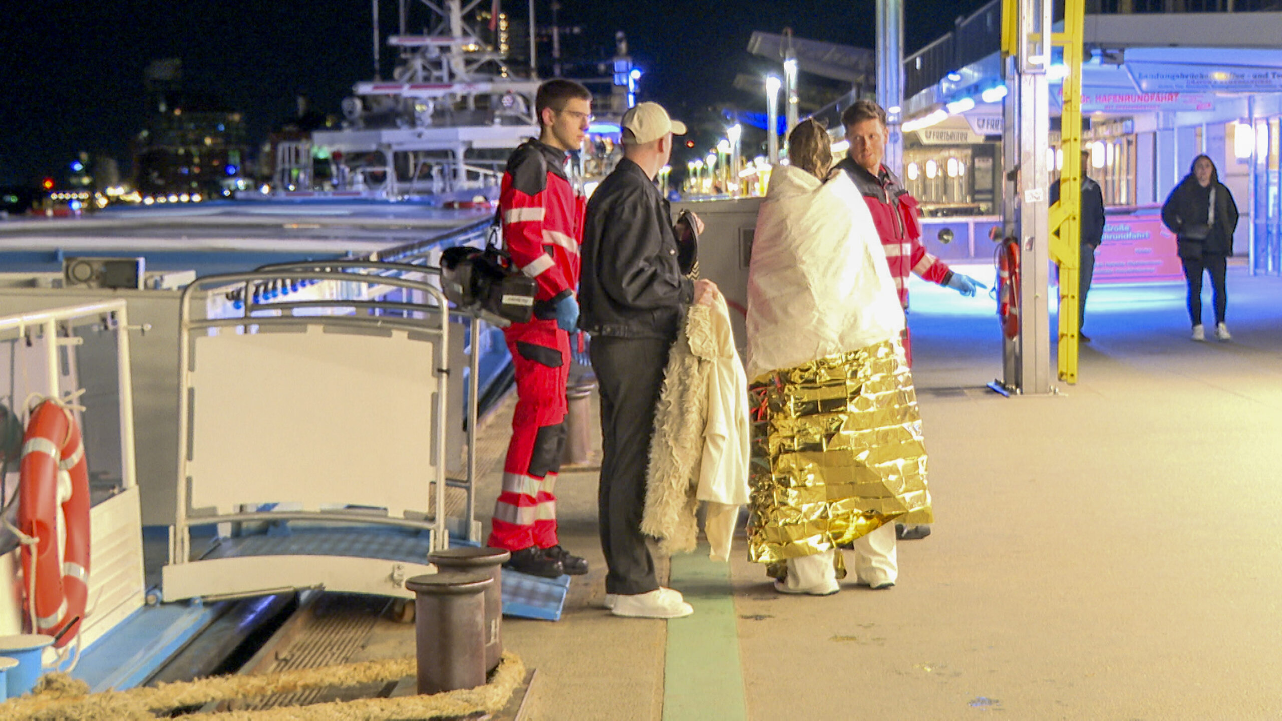 Kopfsprung in die Elbe – betrunkene Frau gerettet.