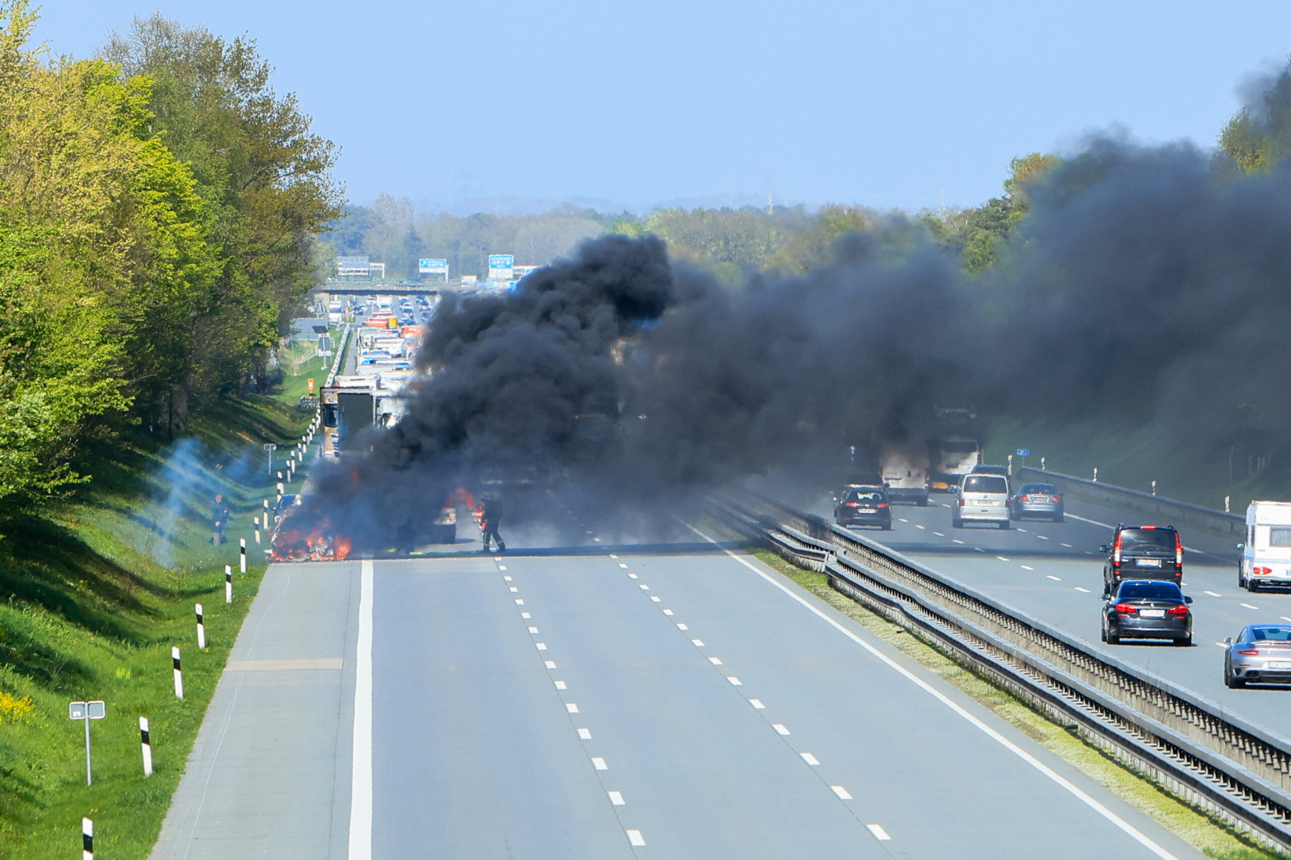 Ein brennendes Auto hat am Donnerstagnachmittag auf der A1 für eine Vollsperrung gesorgt.