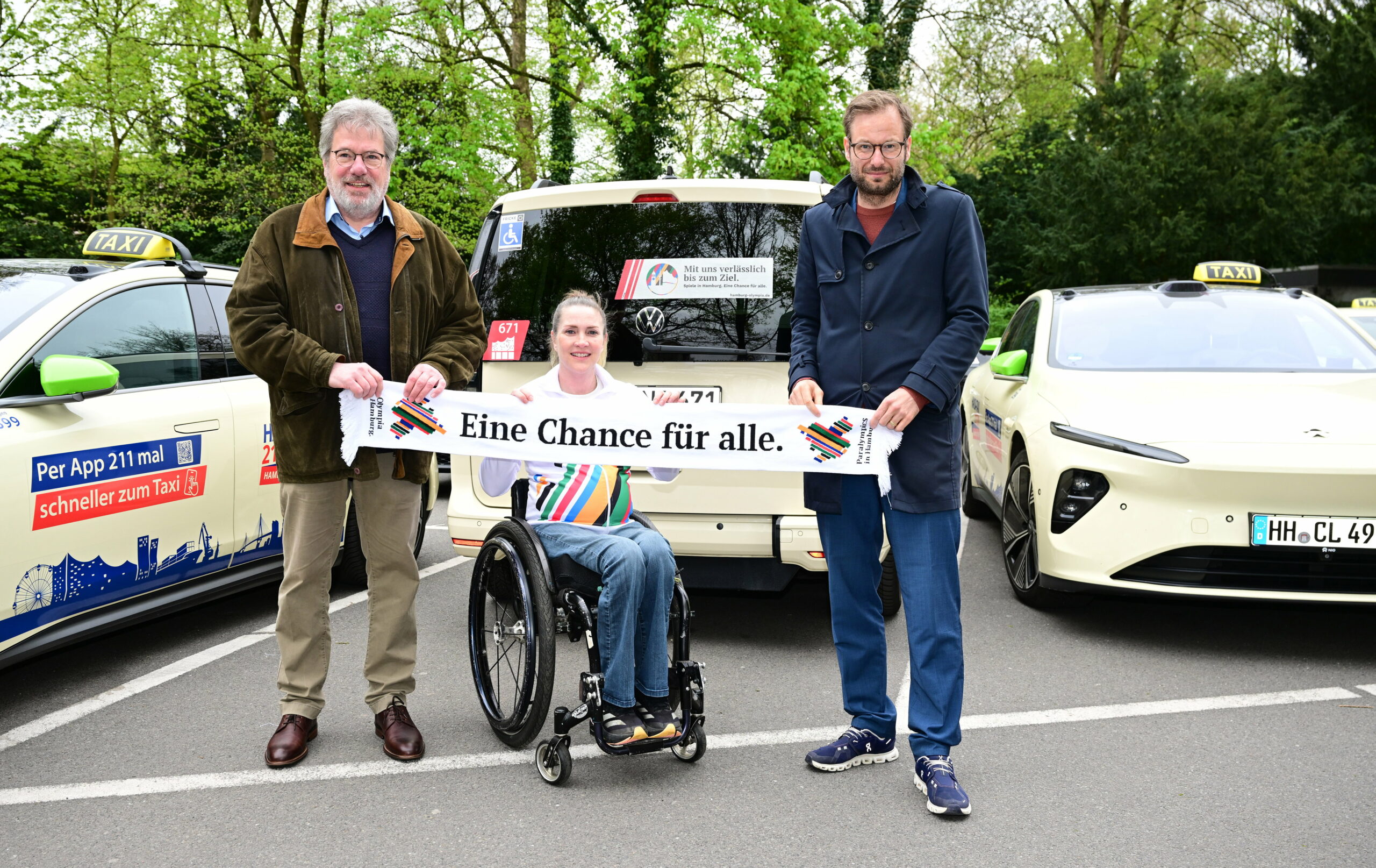 Jan Weber von Hansa-Taxi Hamburg (v.l.), Paralympics-Botschafterin Edina Mueller und Verkehrssenator Anjes Tjarks.