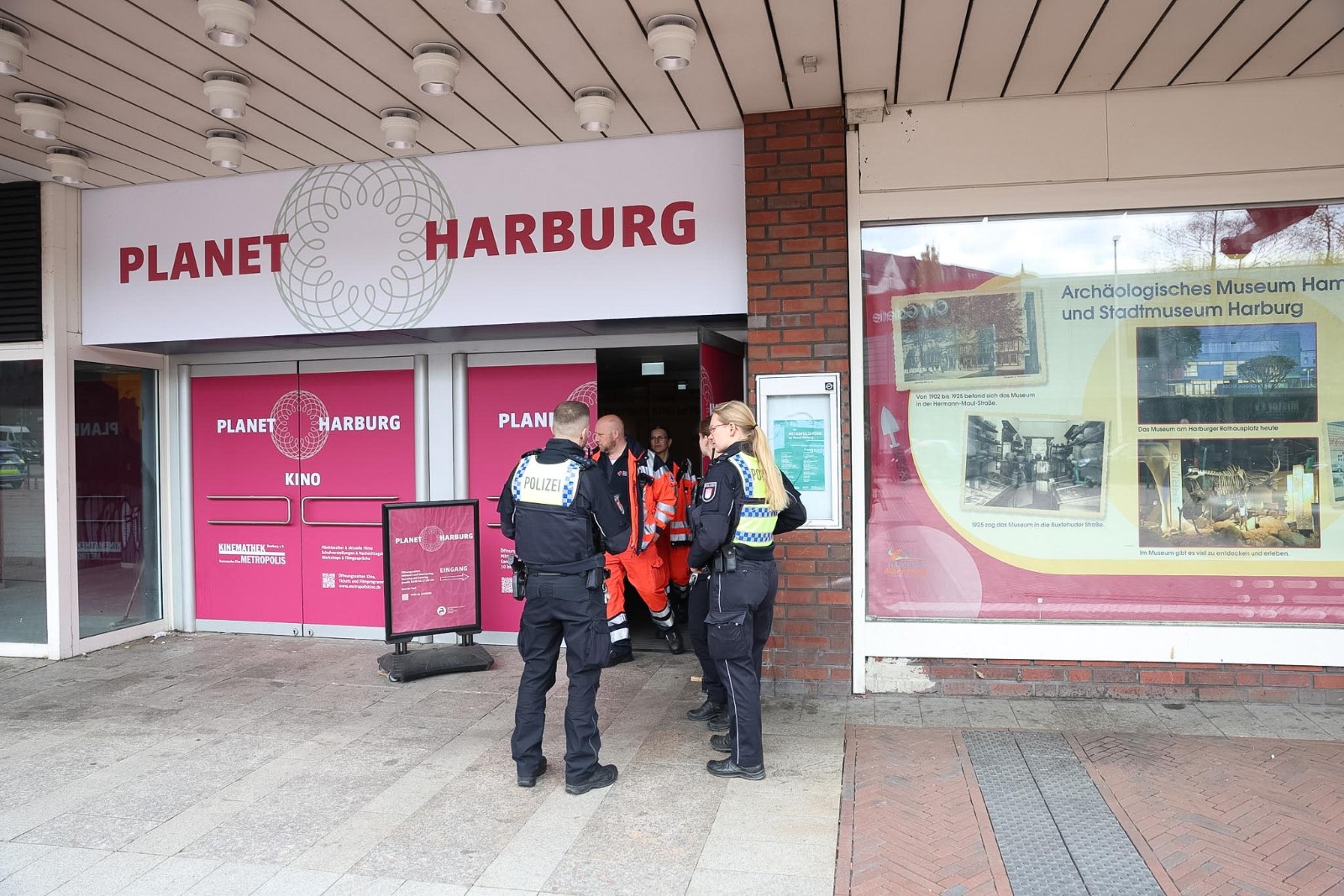 Brandgeruch im ehemaligen Karstadt Haus in Harburg – Ursache ruft die Polizei auf den Plan