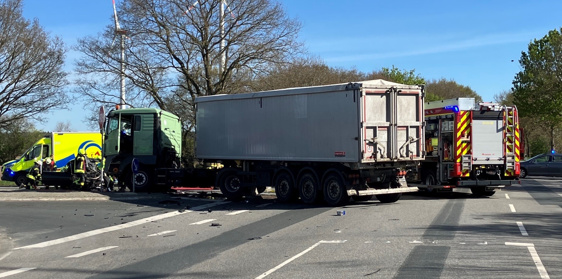 Nach dem Unfall bei Hagen im Bremischen steht der Lkw quer über der Landstraße.