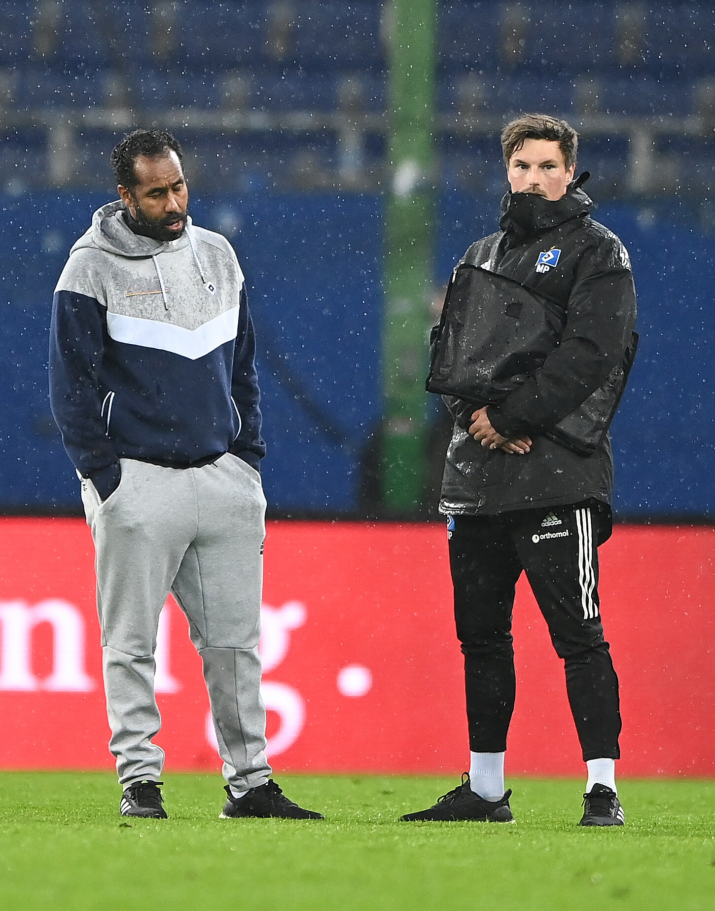 Daniel Thioune und Merlin Polzin stehen auf dem Spielfeld und schauen verzweifelt