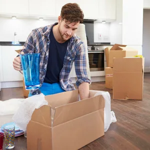 Deutsche ziehen im Schnitt mit Mitte 20 aus, Frauen eher als Männer. (Symbolbild)