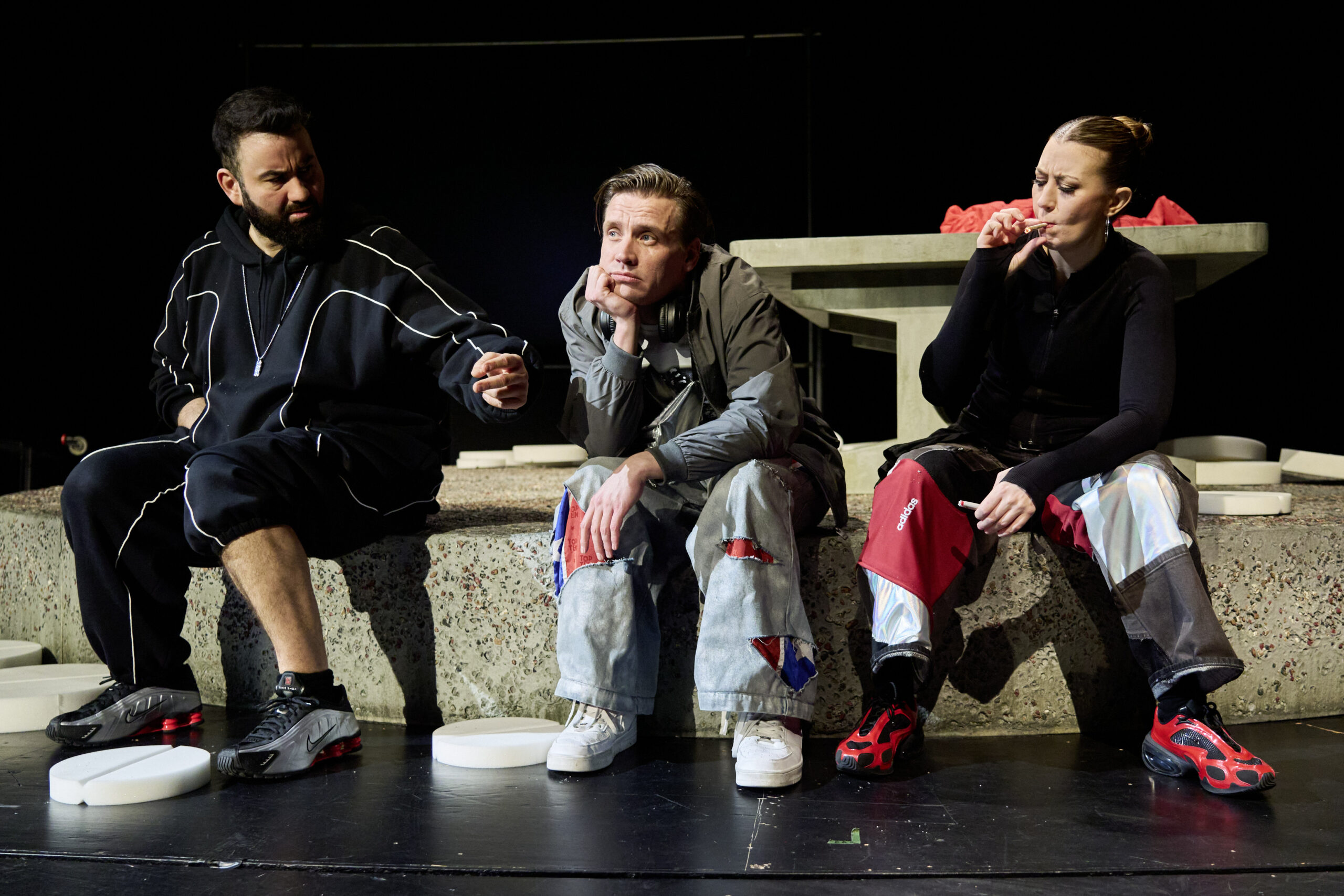 Das geht am Mittwoch, den 22. April 2026 in Hamburg: Das Ernst Deutsch Theater zeugt das Stück „keine Aufstiegsgeschichte”