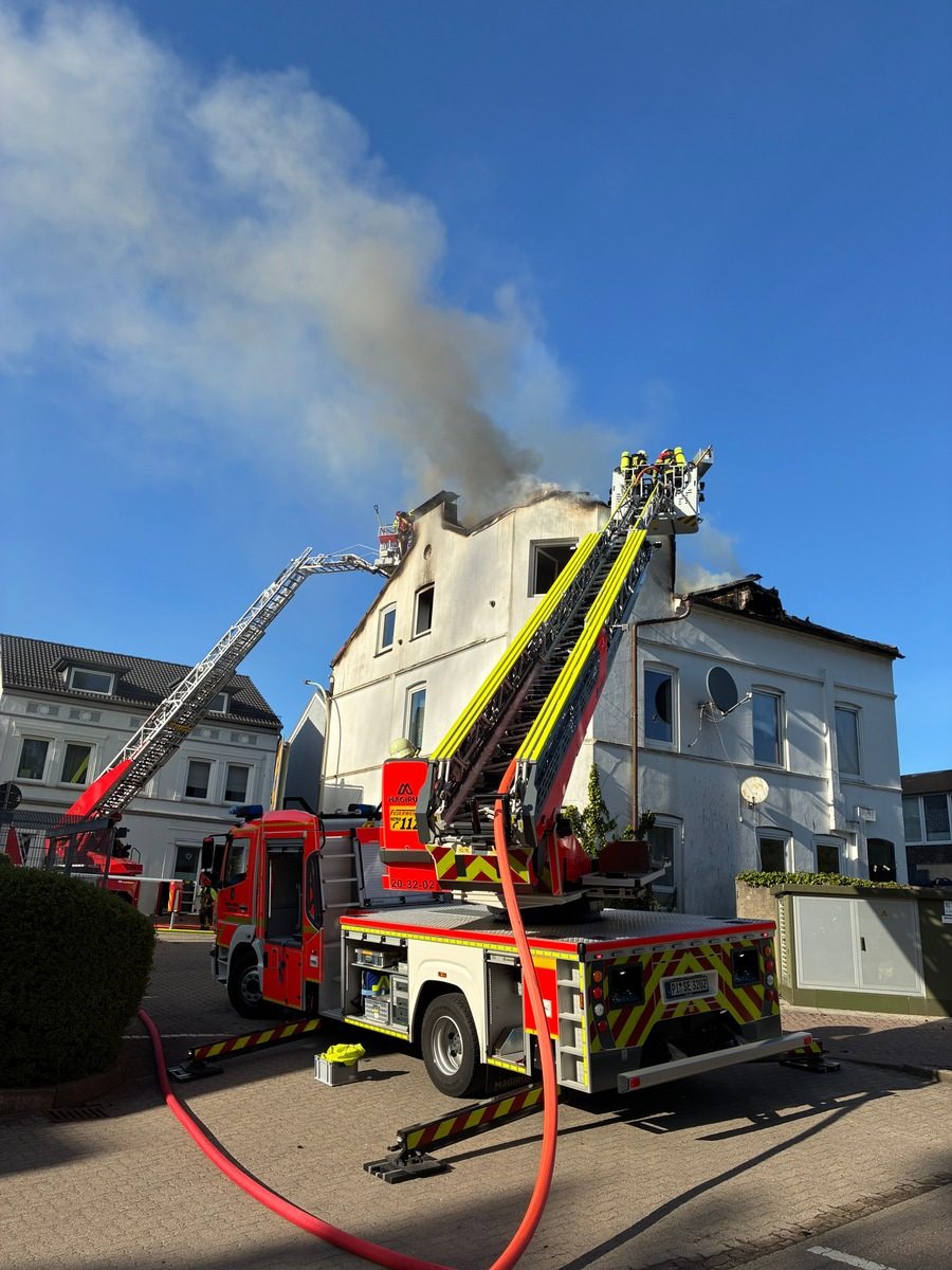 Zwei Drehleitern sind in Stellung, um das Feuer zu bekämpfen.