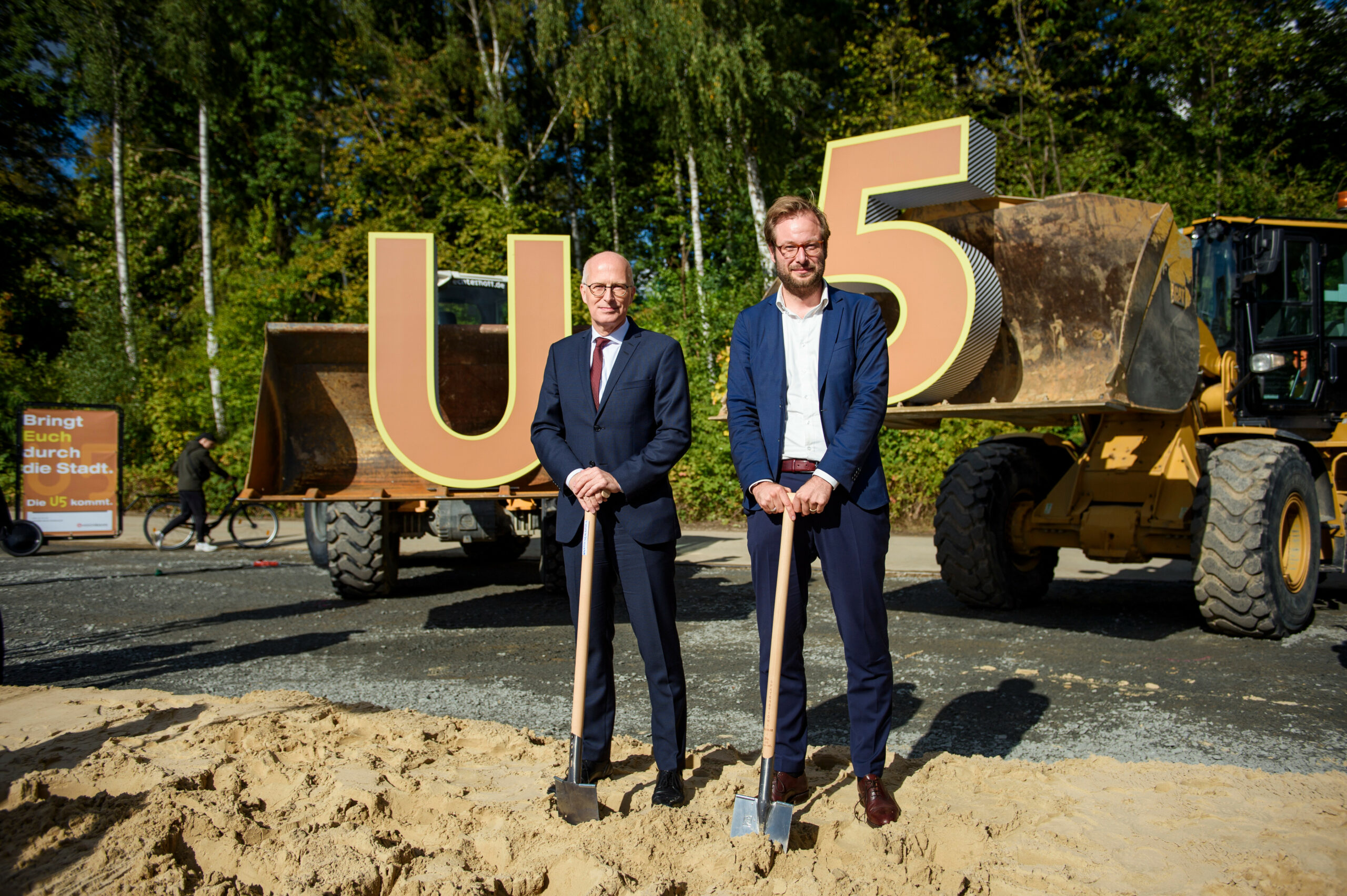 Bürgermeister Peter Tschentscher (SPD, l.) und Verkehrssenator Anjes Tjarks (Grüne) beim Spatenstich für die neue U-Bahn-Linie U5 im Jahr 2022.