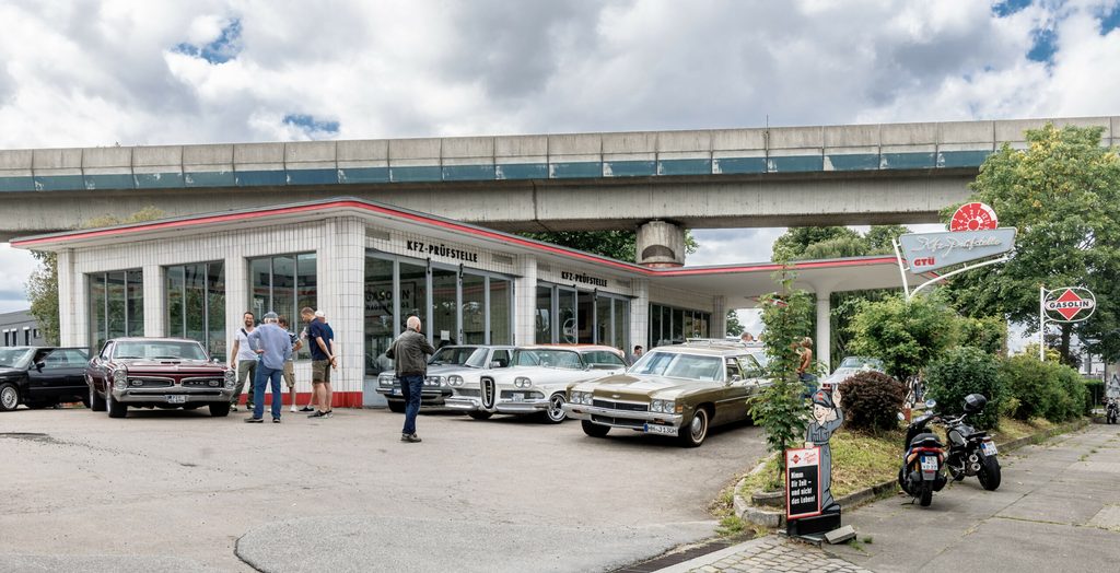 Autofans treffen sich mit ihren Fahrzeugen an der 1953 gebauten und heute unter Denkmalschutz stehenden Tankstelle am Billhorner Röhrendamm im Hamburger Stadtteil Rothenburgsort.