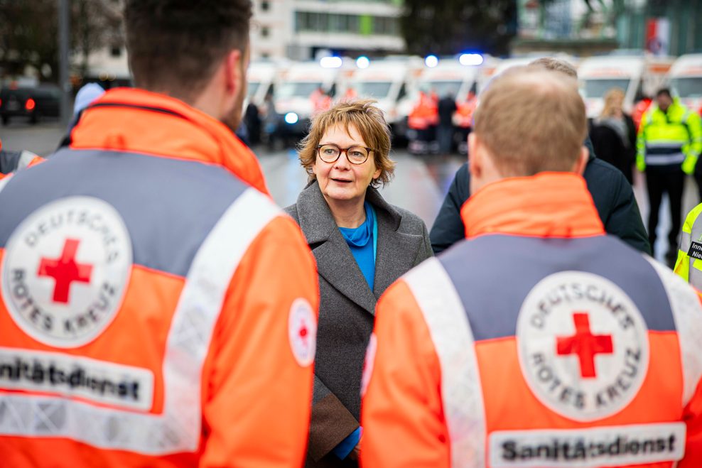 Daniela Behrens (SPD), Innenministerin Niedersachsens, spricht zu Rettungskräften im Januar 2024. Für 2025 meldet das Bundesland vermehrt Angriffe auf diese Menschen.