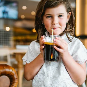 Mädchen trinkt Cola