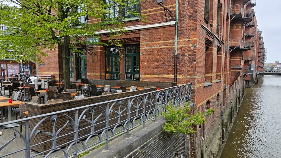 Im „Schönes Hamburg“ sitzen die Gäste am Wasser.