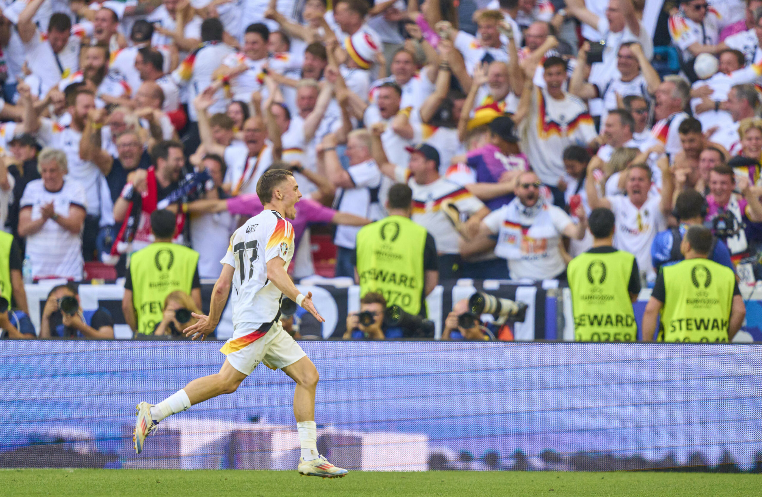 Florian Wirtz jubelt vor deutschen Fans