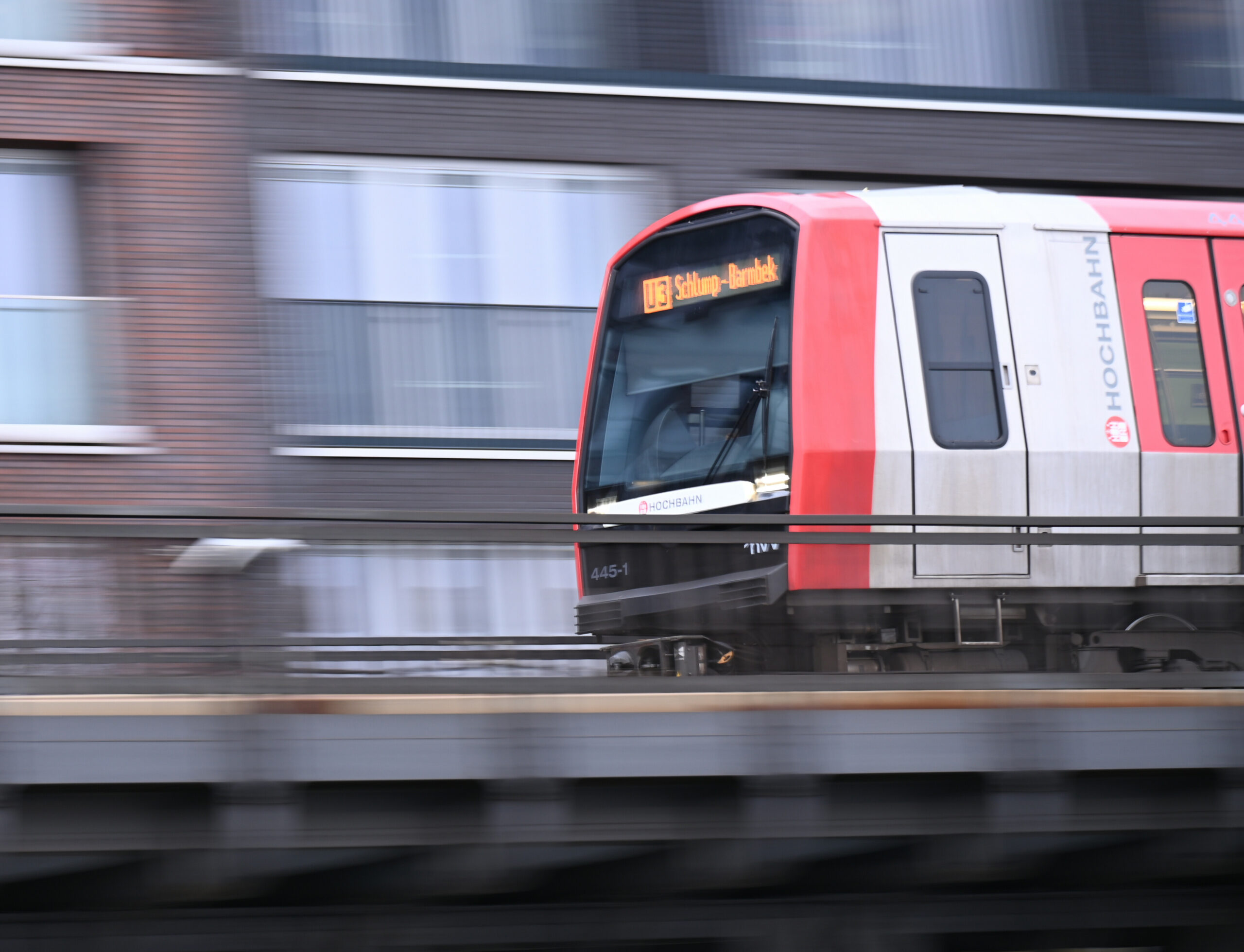 Ein Wagen der U-Bahn Hamburg der U3 mit der Endhaltestelle Schlump - Barmbek fährt auf einer erhobenen Trasse.