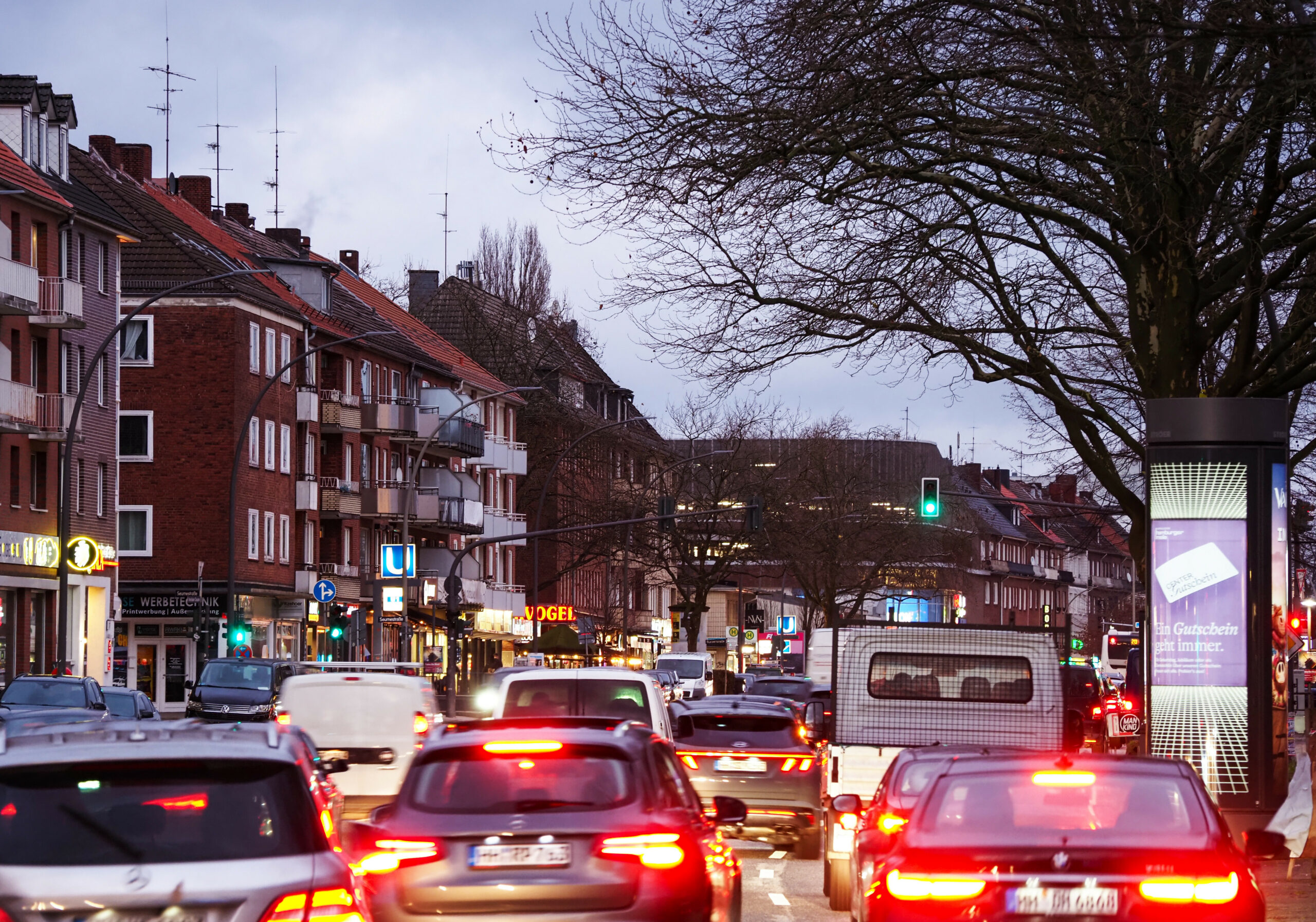 A7 Sperrung, demo, Dom und Pauli-Spiel – Autofahrer brachen am Wochenedne viel Geduld