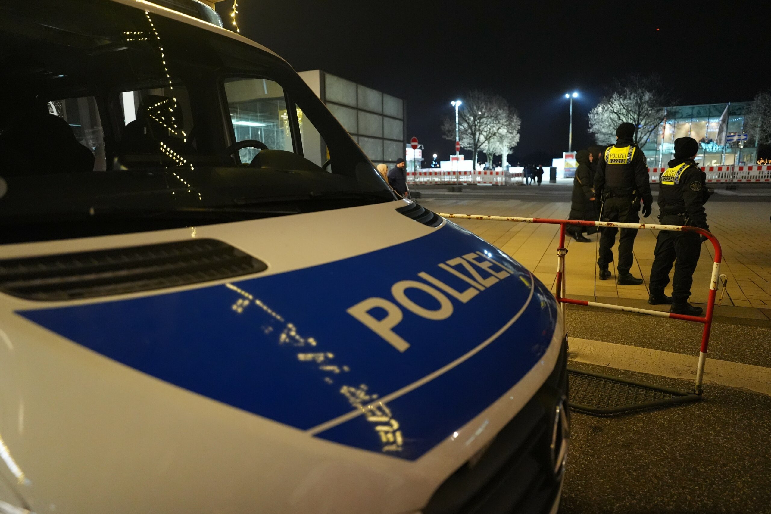 Polizeikräfte stehen auf dem Jungfernstieg