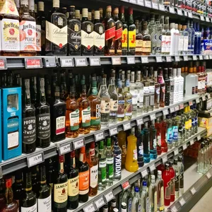 Spirituosen Getränke Regal