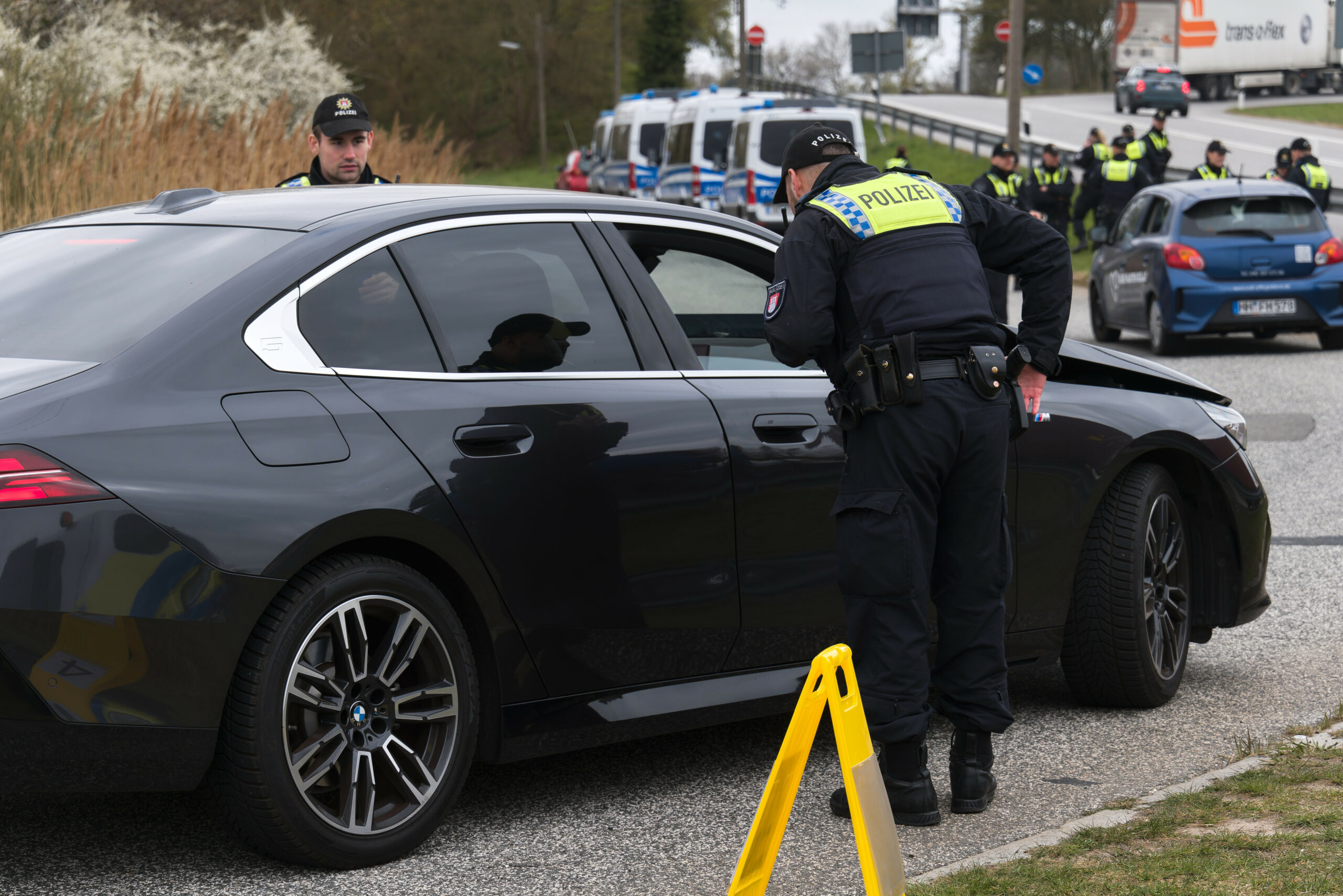 Polizisten kontrollieren ein Fahrzeug während eines Blitzermarathons in Hamburg.
