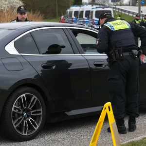 Polizisten kontrollieren ein Fahrzeug während eines Blitzermarathons in Hamburg.