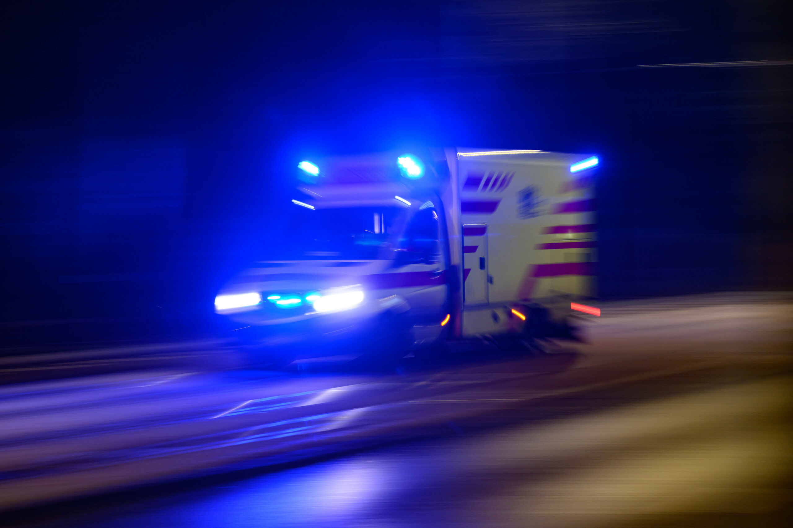 Ein Rettungswagen im Einsatz. Bei Blankensee ist eine Frau bei einem Unfall gestorben.(Symbolbild)
