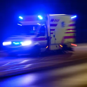 Ein Rettungswagen im Einsatz. Bei Blankensee ist eine Frau bei einem Unfall gestorben.(Symbolbild)