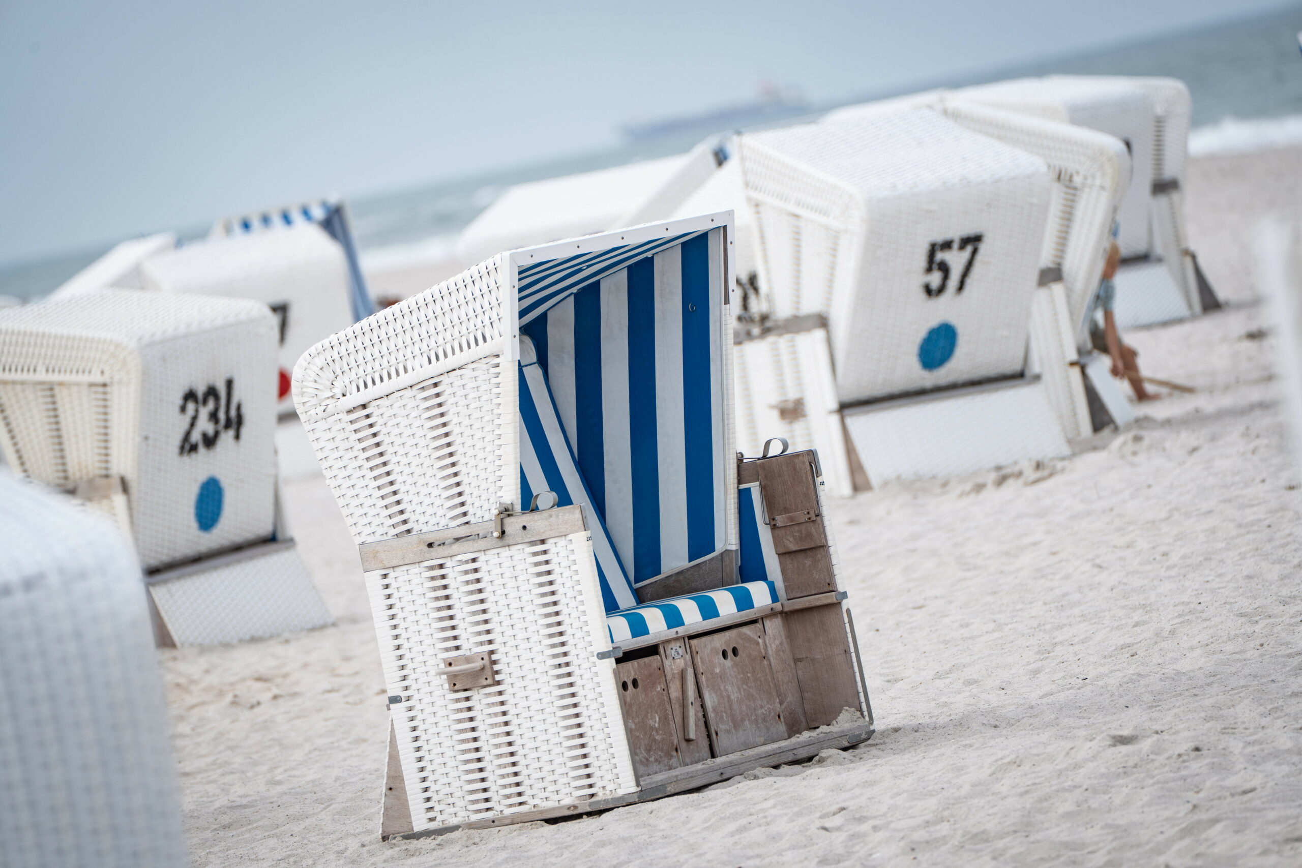 Leere Strandkörbe am Strand von Kampen