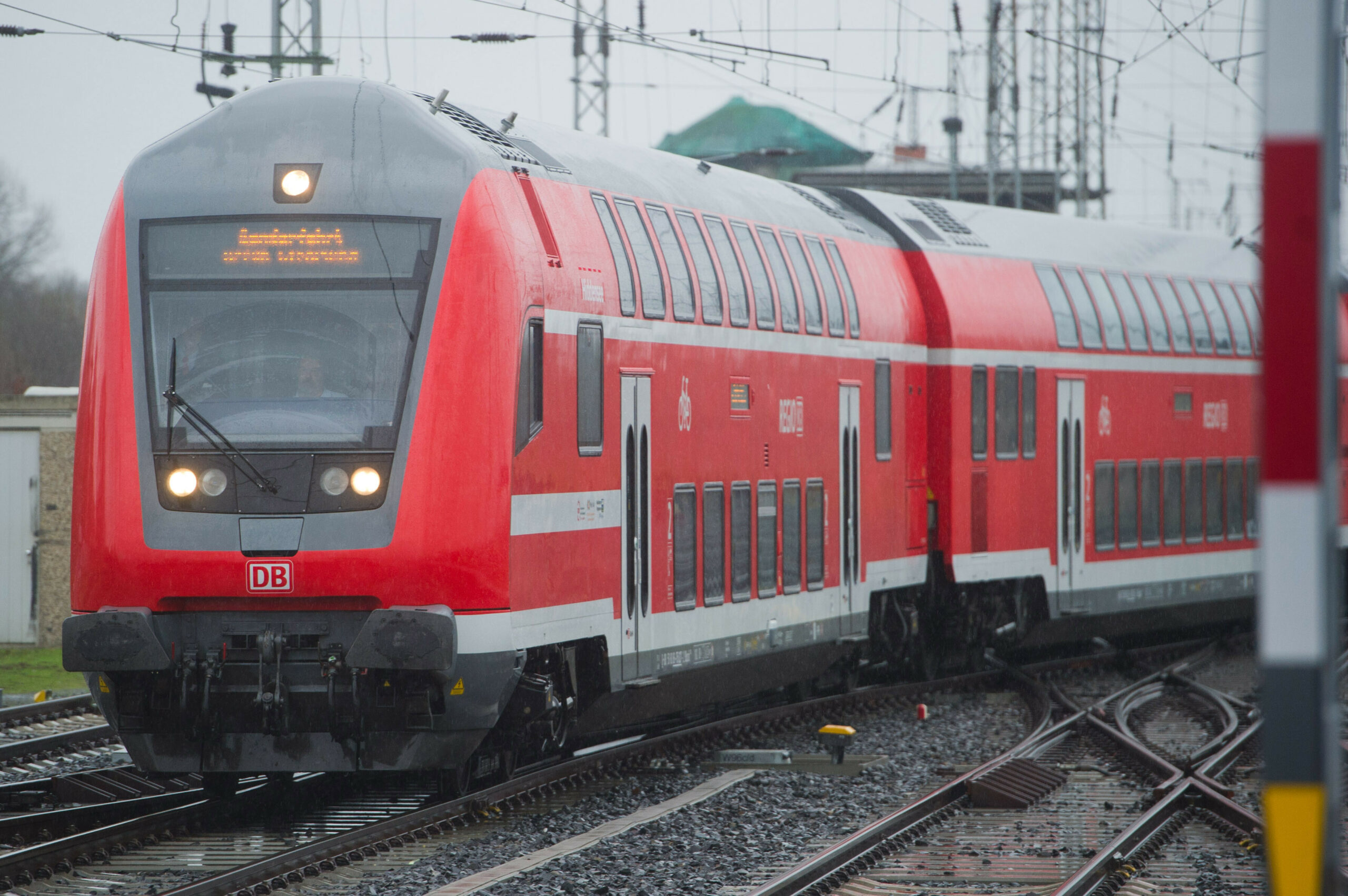 Ein Zug fährt in den Bahnhof von Stralsund ein.