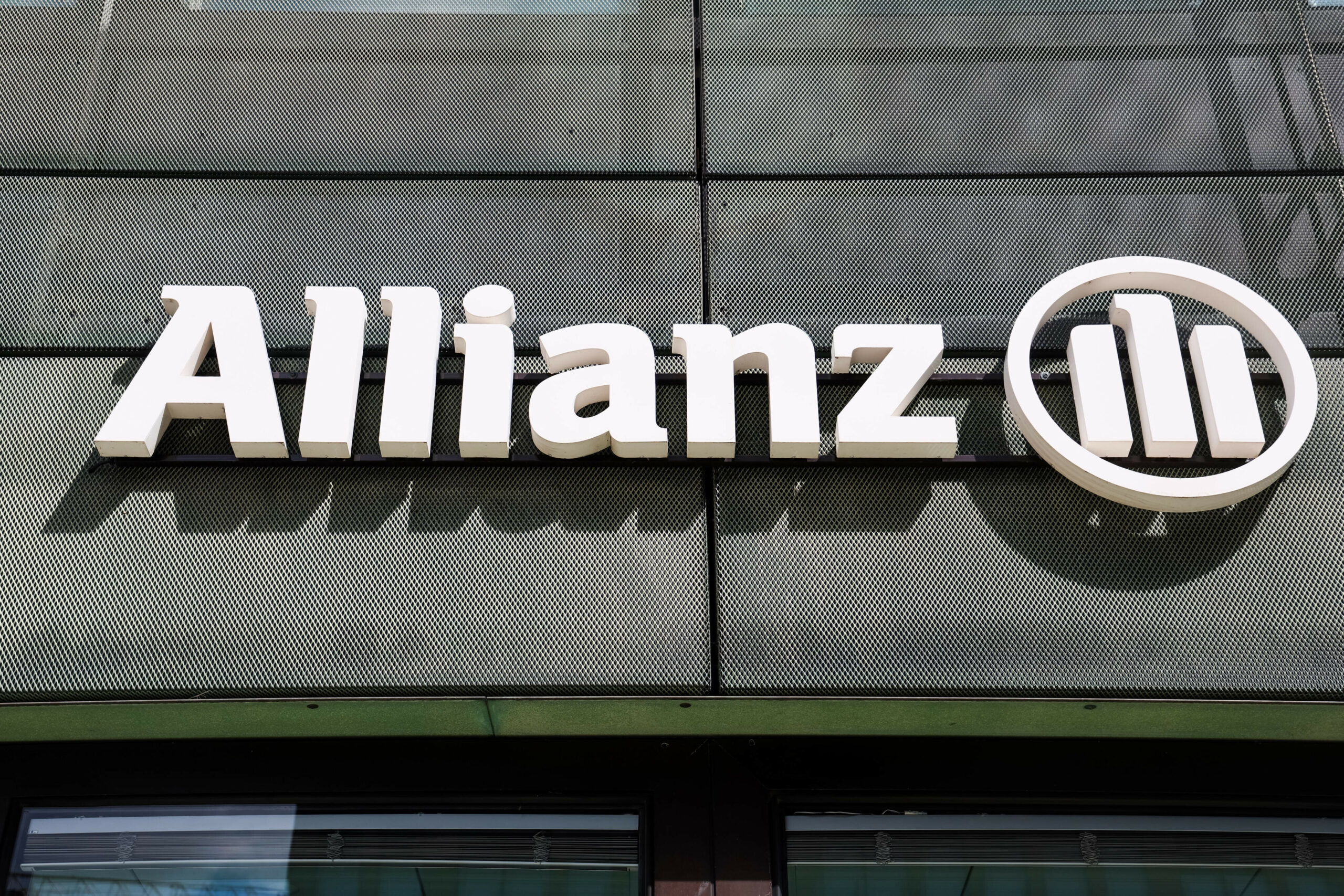 Das Allianz-Firmenlogo ziert eine moderne Gebäudefassade in Hamburg. (Archivbild)