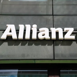 Das Allianz-Firmenlogo ziert eine moderne Gebäudefassade in Hamburg. (Archivbild)