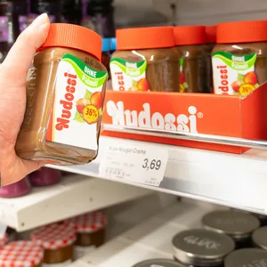 Die Sächsische und Dresdner Back- und Süßwaren GmbH ruft bestimmte Chargen der Haselnuss-Nougat-Crème Nudossi (300 Gramm) zurück.