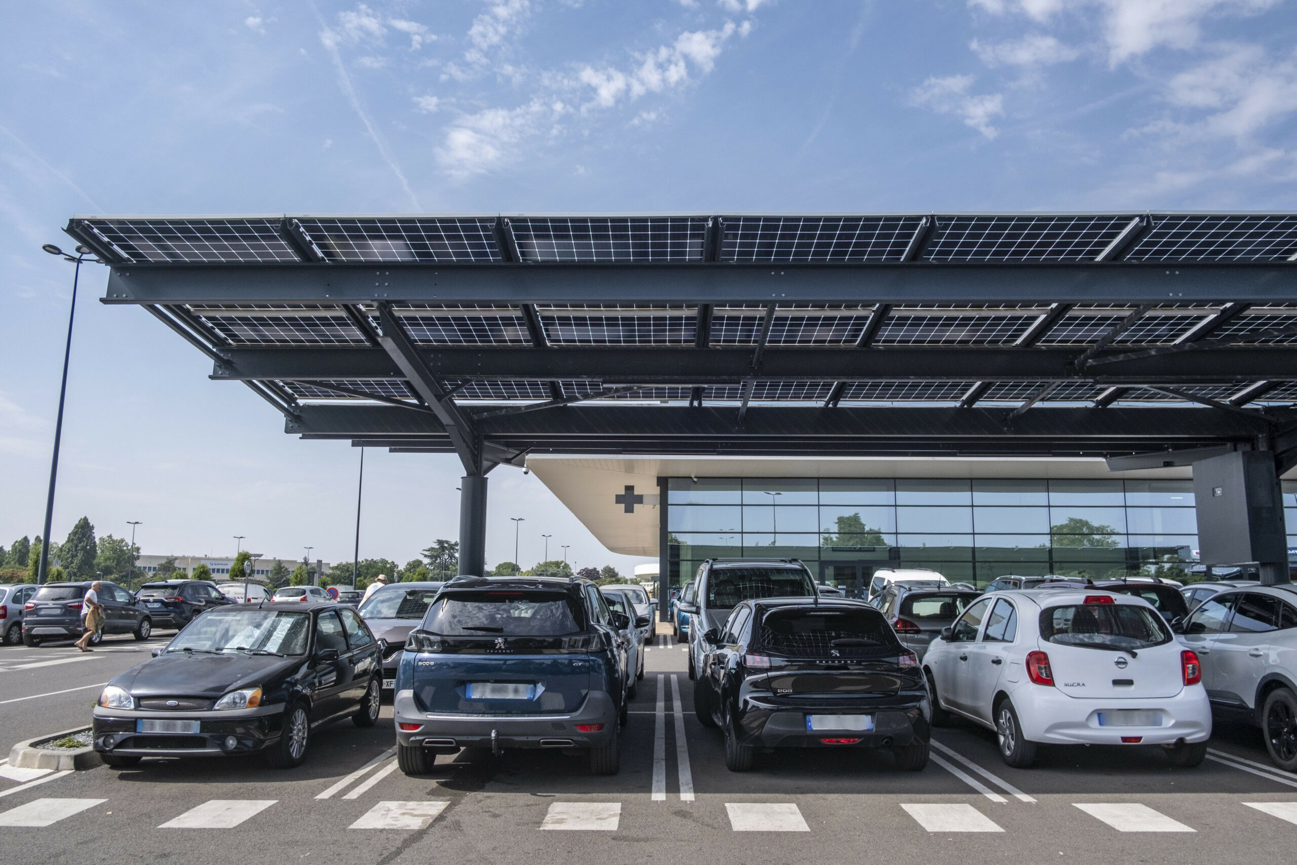 Solaranlage über Parkplätzen