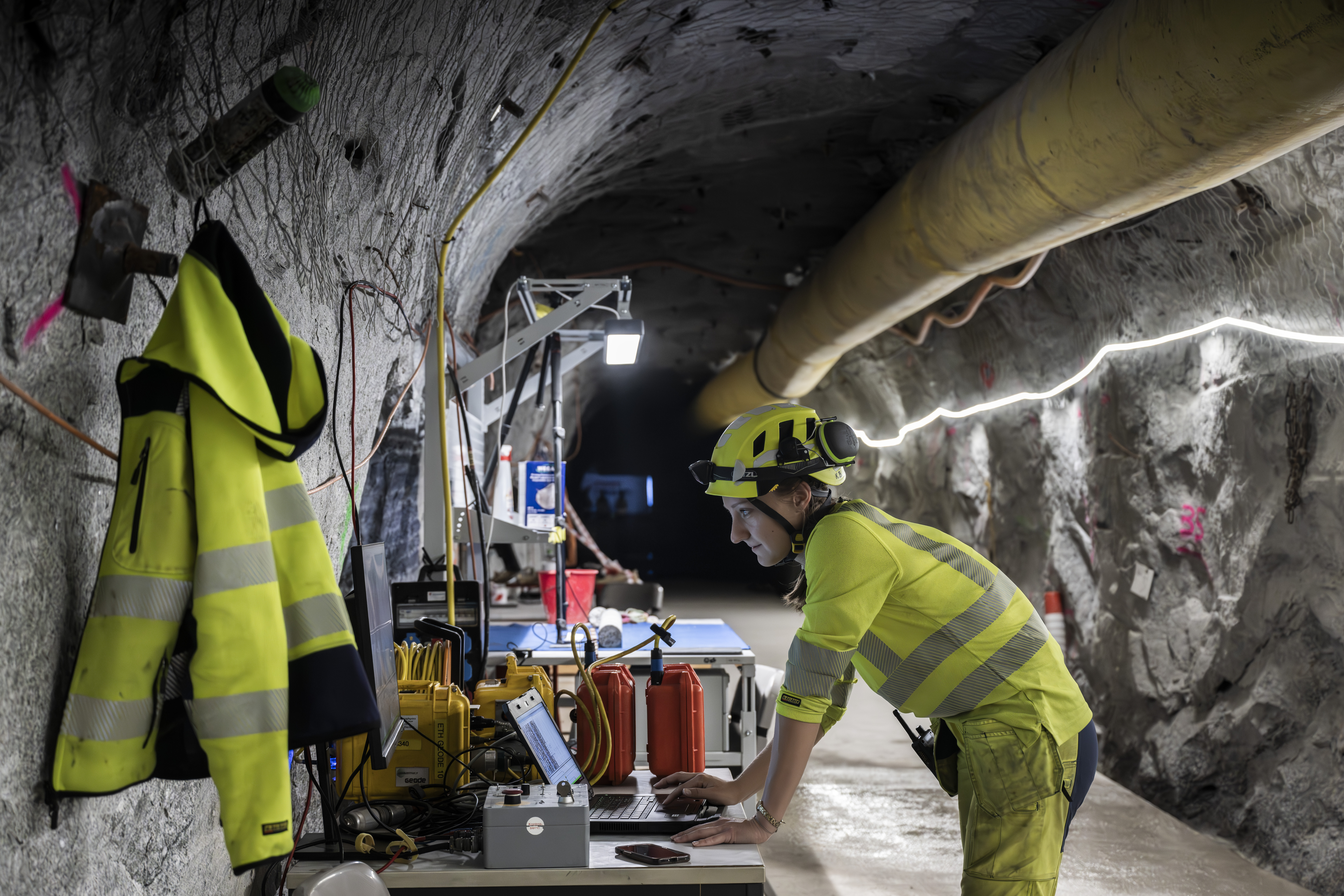 Ein Wissenschaftler arbeitet im Felslabor in der Schweiz. Hier soll das künstliche Erdbeben ausgelöst werden.